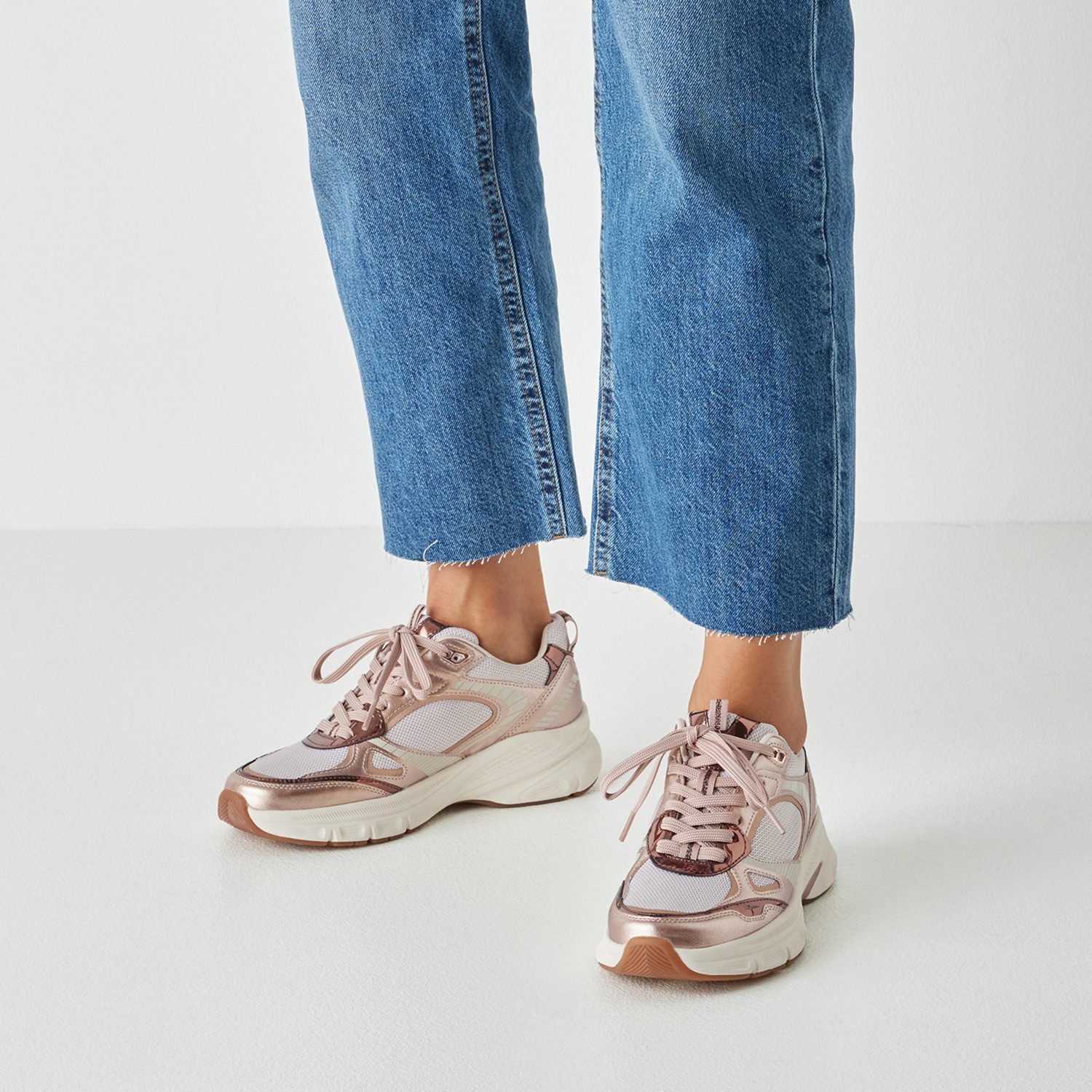 Tamaris Plateausneaker, Freizeitschuh, Halbschuh, Schnürschuh mit Besätzen in Metallic-Optik