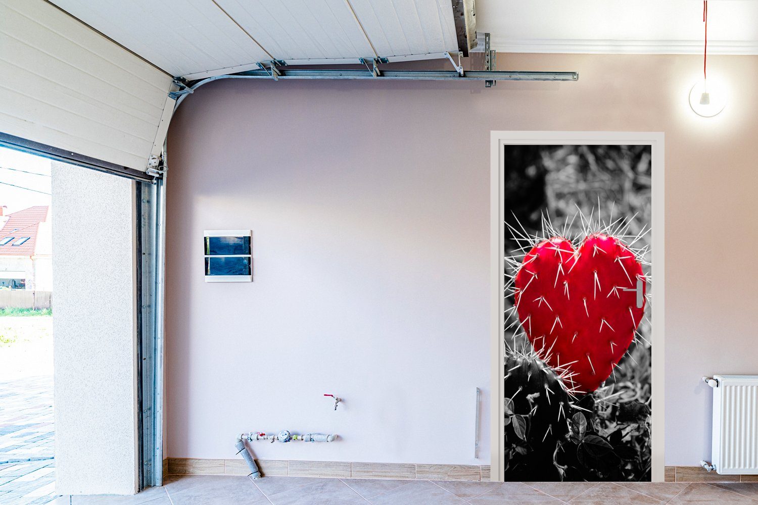 Türaufkleber, bedruckt, Matt, St), herzförmigen für Fototapete einem cm Kaktus, (1 mit Tür, Türtapete Schwarz-Weiß-Foto MuchoWow 75x205 roten