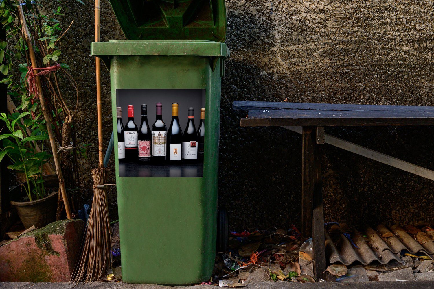 MuchoWow Wandsticker Sticker, Flaschen Abfalbehälter - - Container, (1 St), Alkohol Mülleimer-aufkleber, Mülltonne, Wein