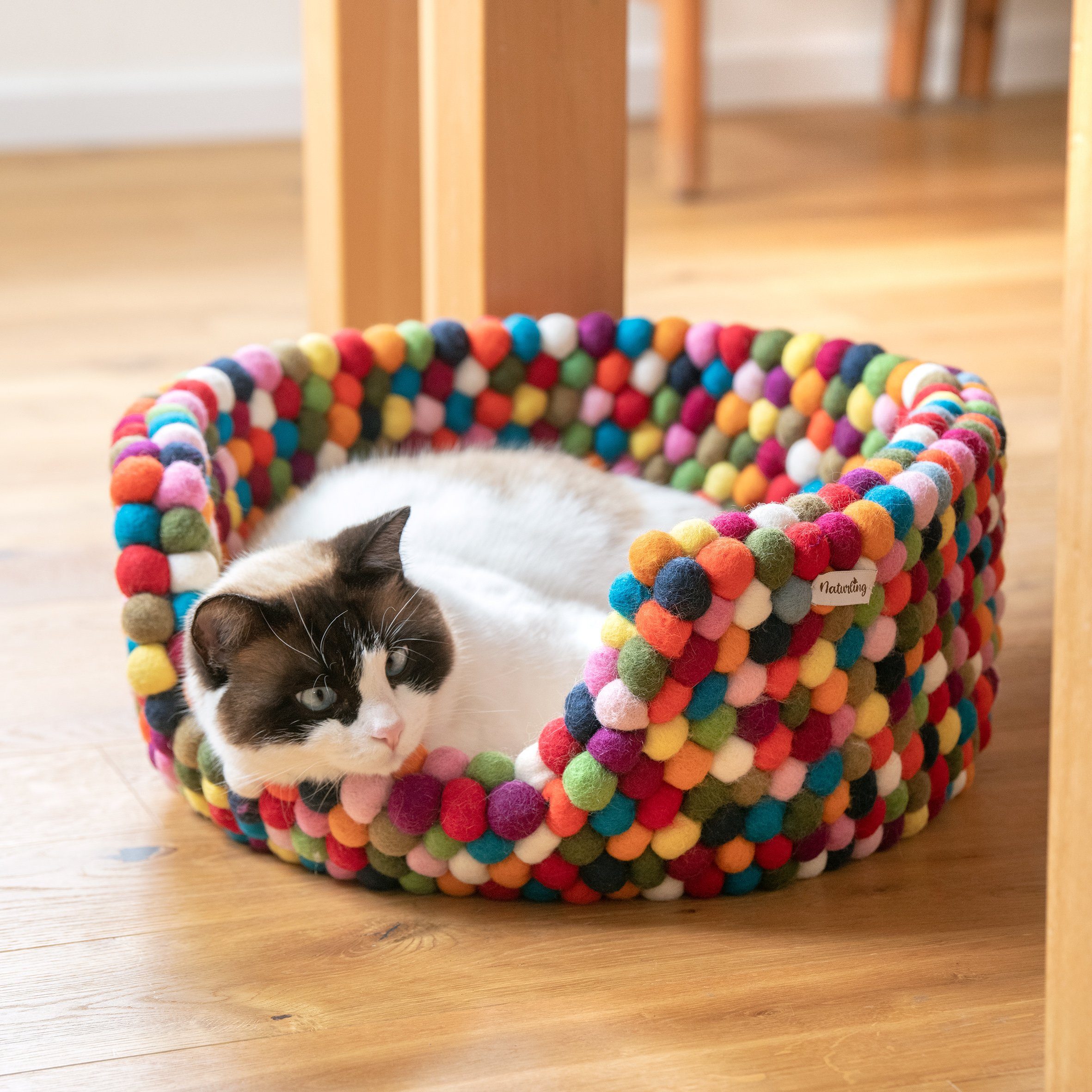 naturling Katzenliege Katzenbett aus bunten Filzkugeln, 100% Kuschelwolle, Katzenkorb für kleine bis mittlere Katzen