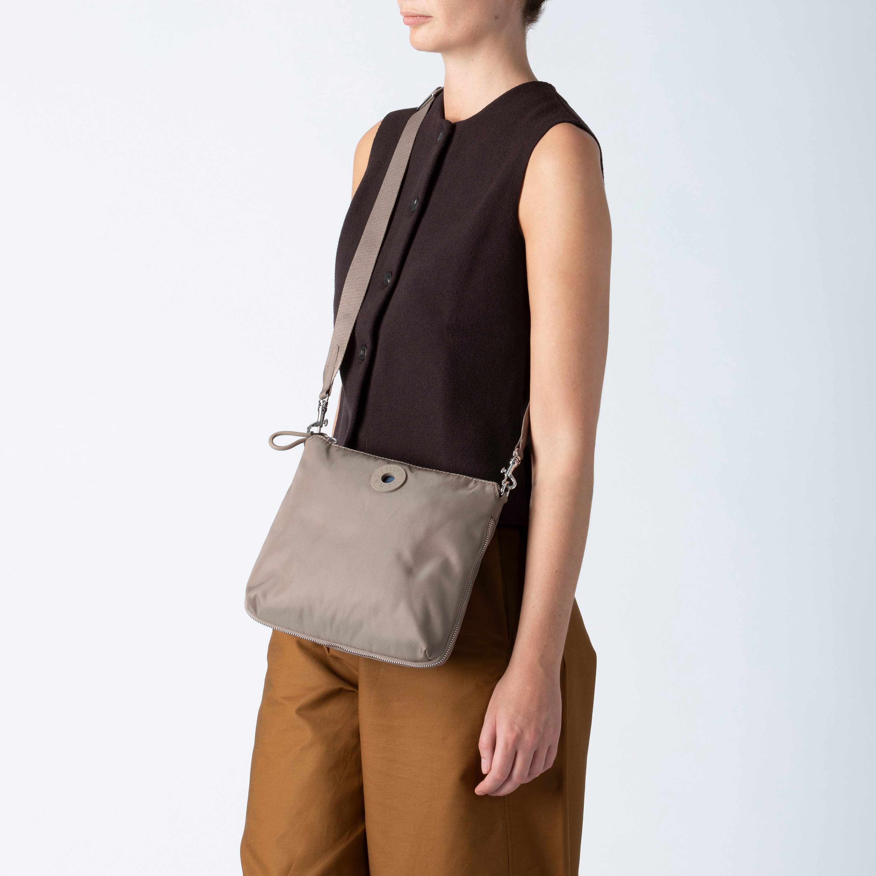 Joop Jeans Schultertasche giocoso 1.0 letizia shoulderbag mhz, Damen Handtasche, Shoulder Bag mit Logoemblem