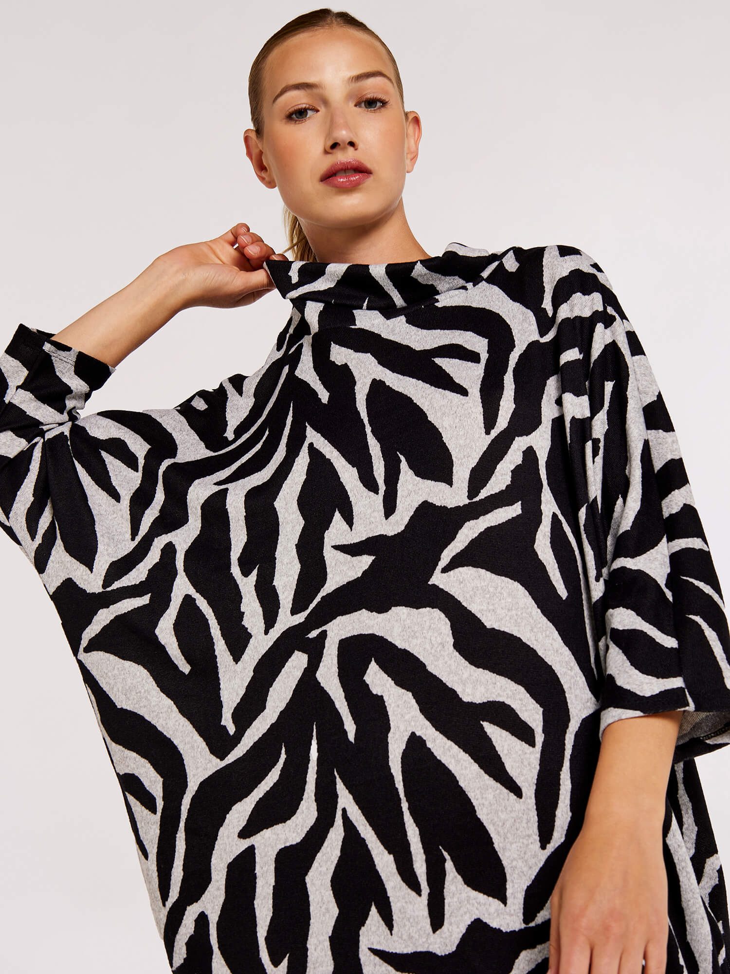 Apricot Strickkleid im Cocoon-Stil mit weitem Rollkragen