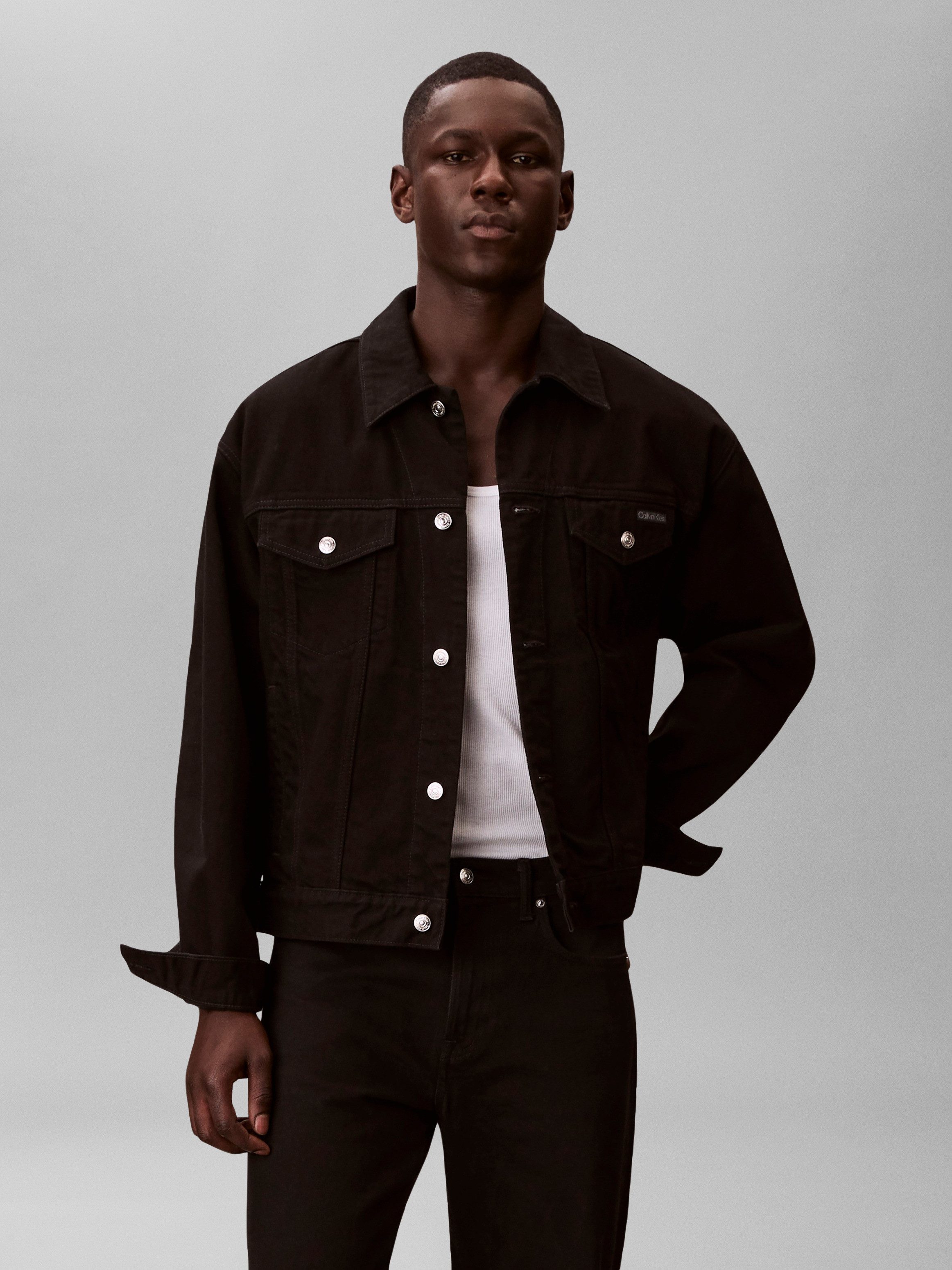 Calvin Klein Jeans Jeansjacke 90S CK CLASSIC BLACK TRUCKER Regular fit mit normalen Hemdkragen – Bild 2 von 5