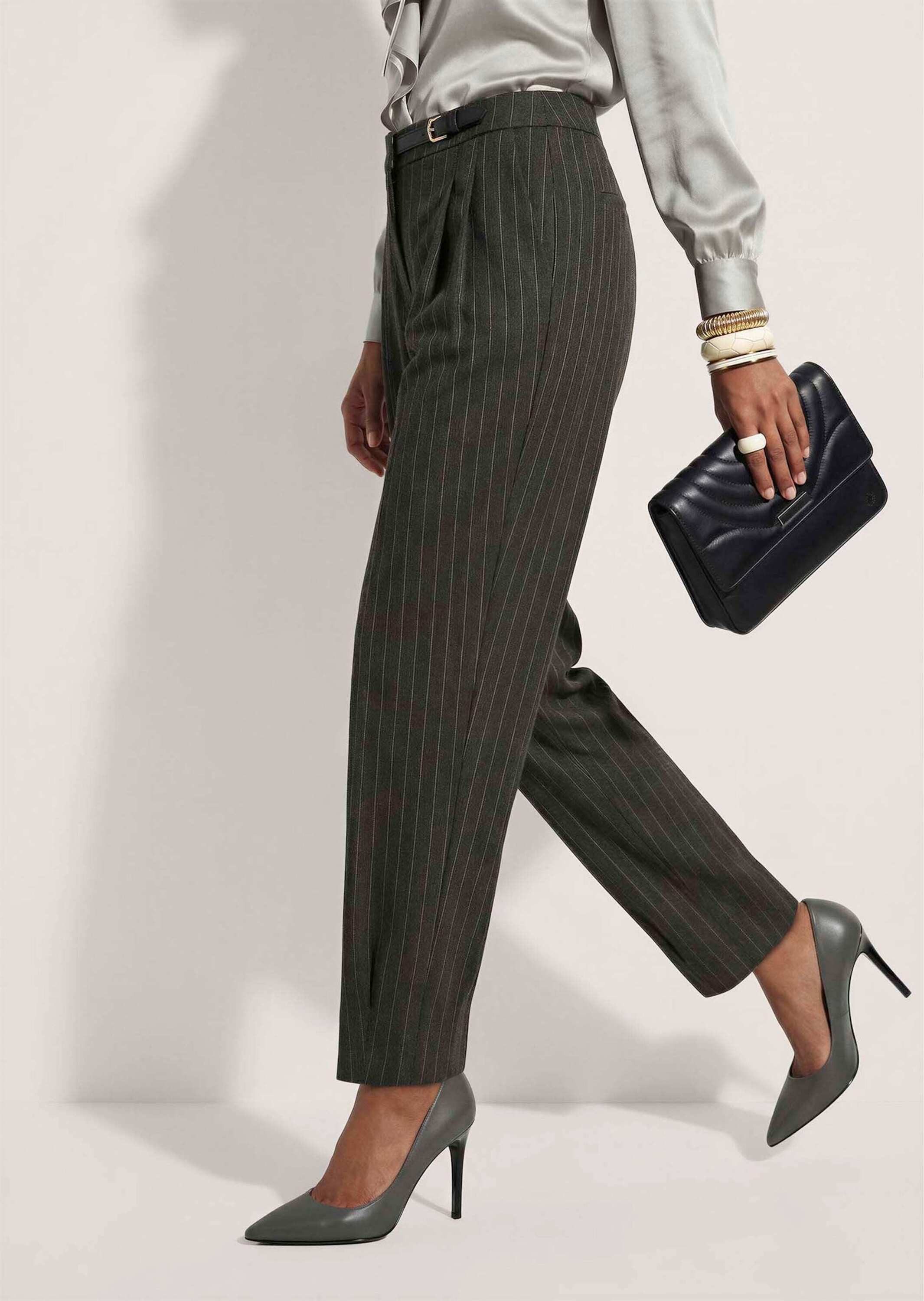 MADELEINE Bundfaltenhose Barrel-Leg-Hose mit Nadelstreifen Ziergürtel, Bundfalten, Hakenverschluss & schräge Eingrifftaschen