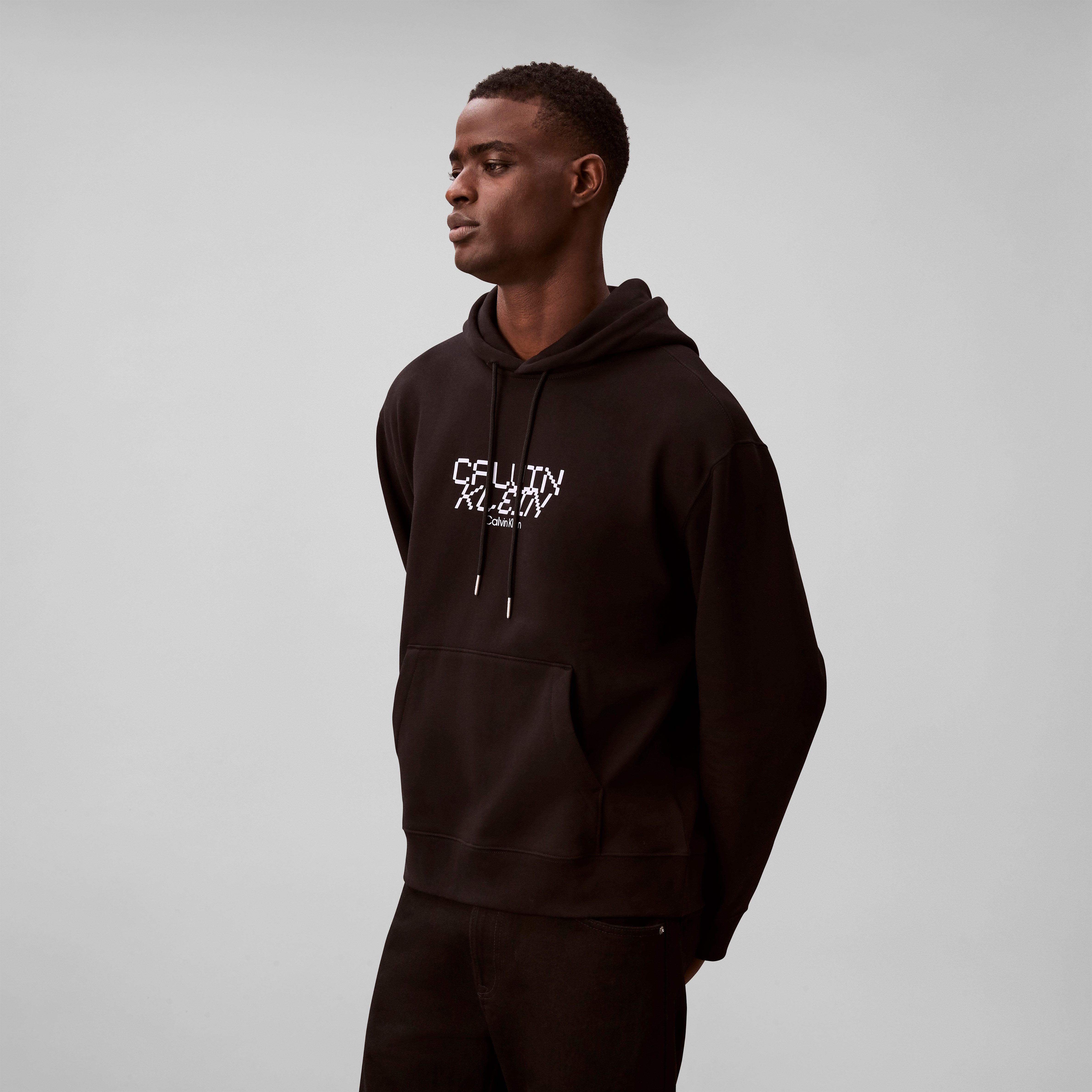 Calvin Klein Jeans Kapuzensweatshirt Regular Fit, Kängurutasche, Logo-Schriftzug – Bild 3 von 5