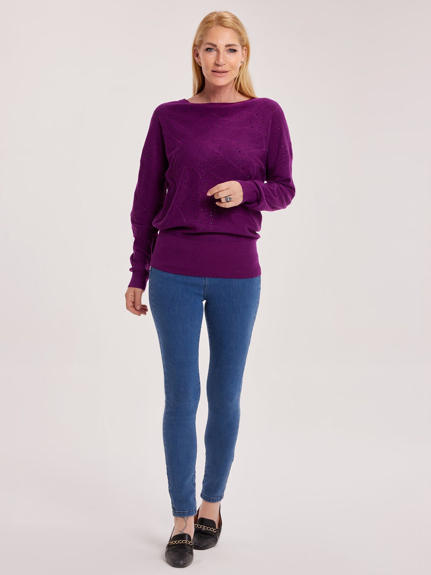 Sarah Kern Strickpullover Sweater figurumspielend mit Ziersteinen verziert