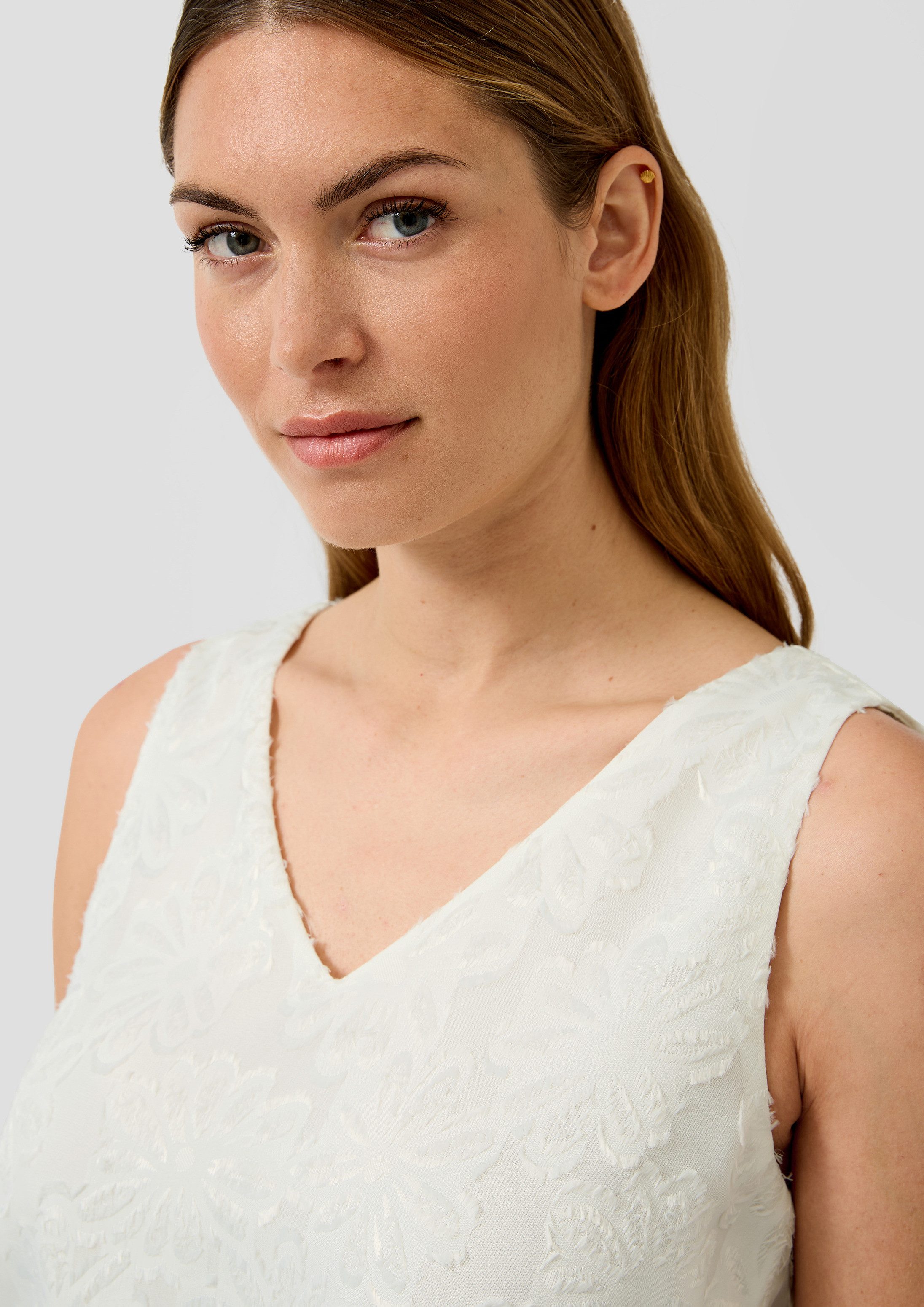 s.Oliver Blusentop Bluse Ärmelloses Chiffon-Top mit V-Ausschnitt und floralem Muster – Bild 4 von 5