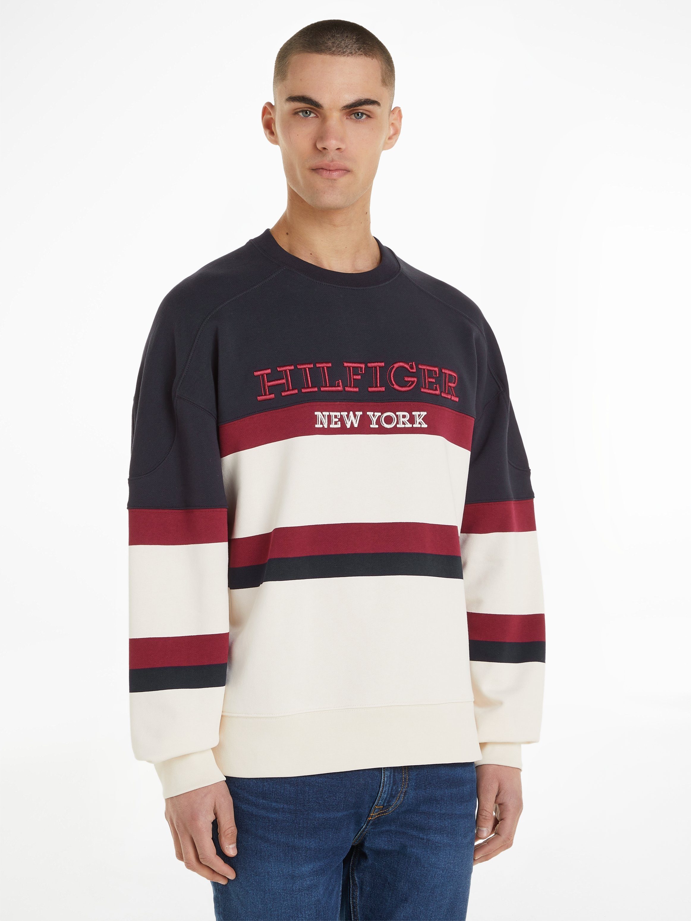 Sweatshirt SWEATSHIRT Tommy modischem Logoschriftzug COLOR Brust BLOCK auf der MONOTYPE mit Hilfiger