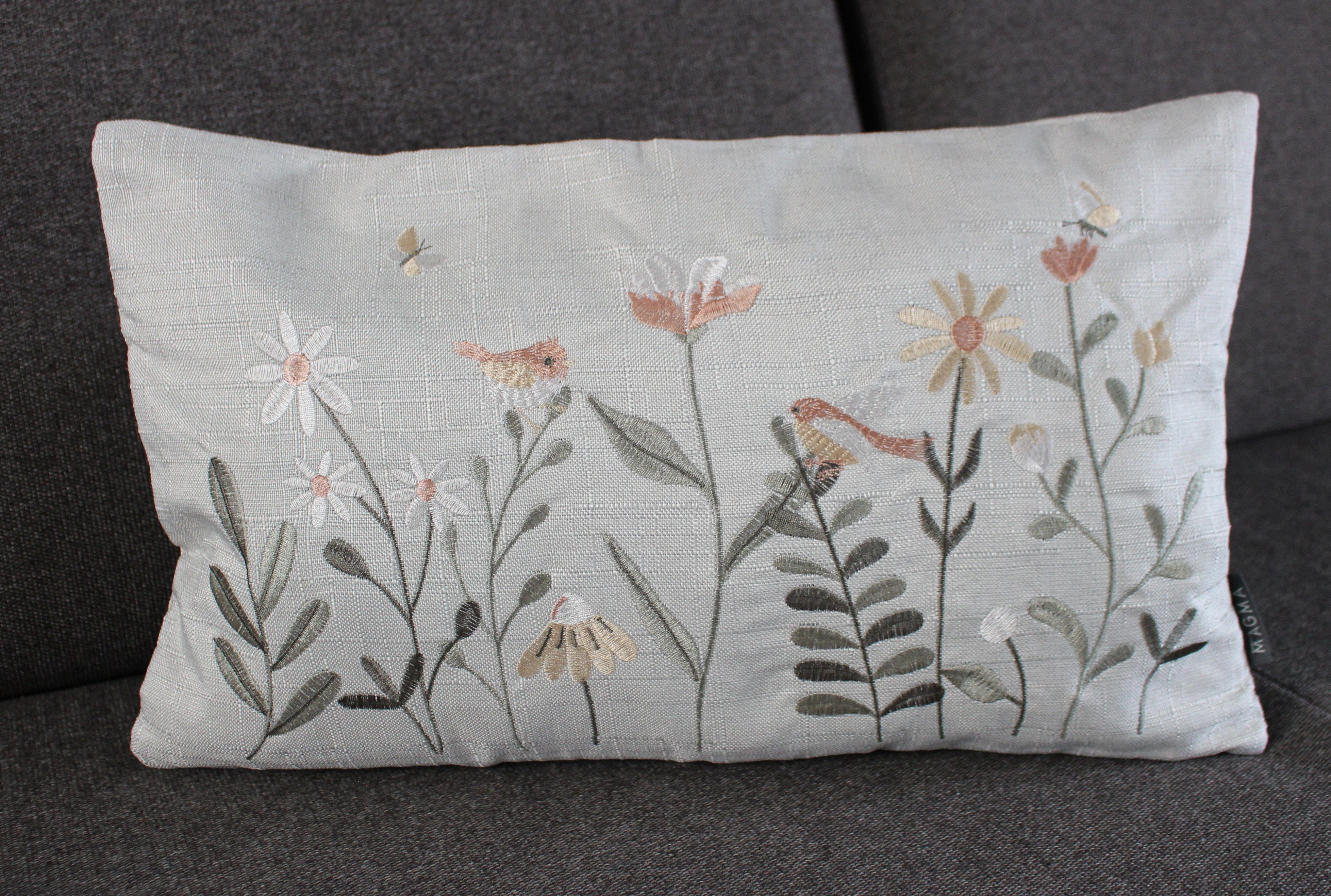 Magma Heimtex Kissenhülle Zierkissenhülle Lotta ca. 30 x 50 cm, (1 Stück), Vorderseite bestickt Gräsern Blumen Insekten - Rückseite pastellgrün