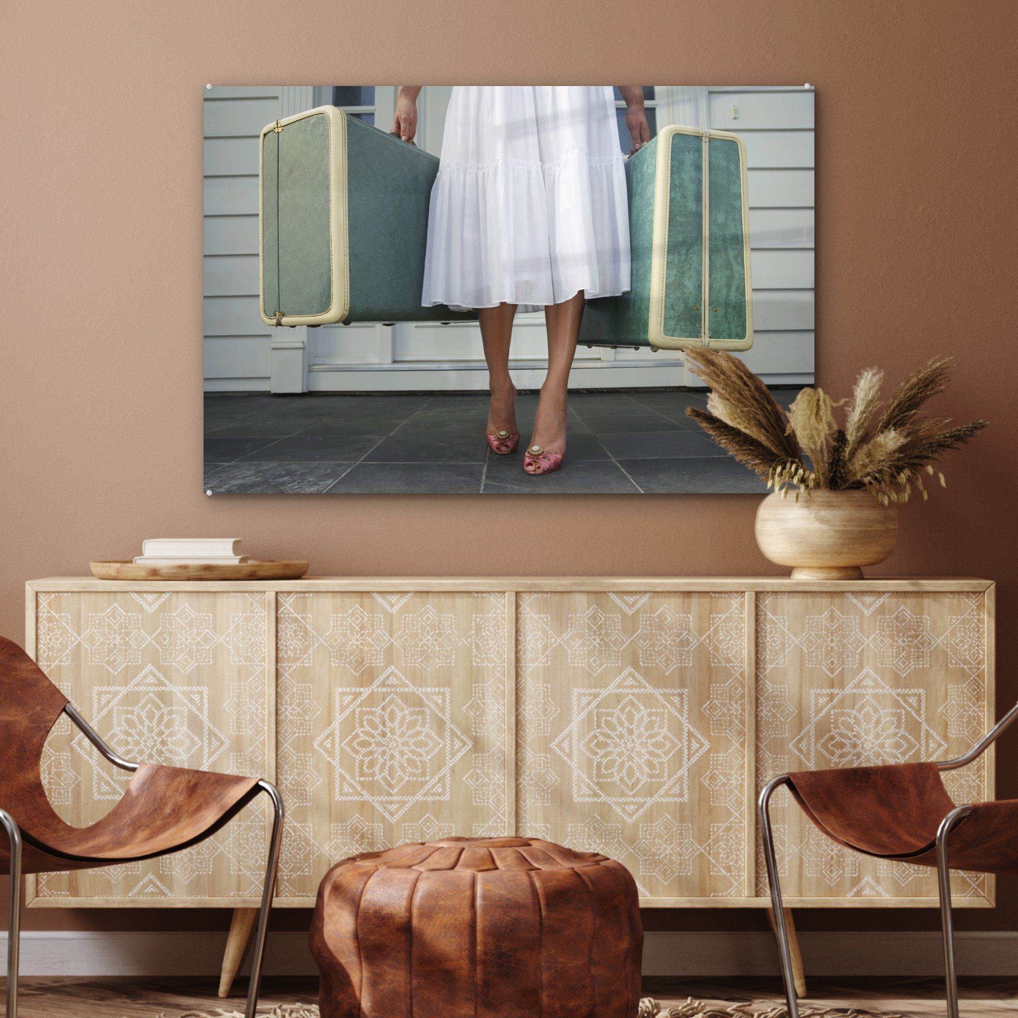 Acrylglasbild auf mit der Schlafzimmer Acrylglasbilder Wohnzimmer St), Koffern, Veranda (1 alten MuchoWow zwei Frau &