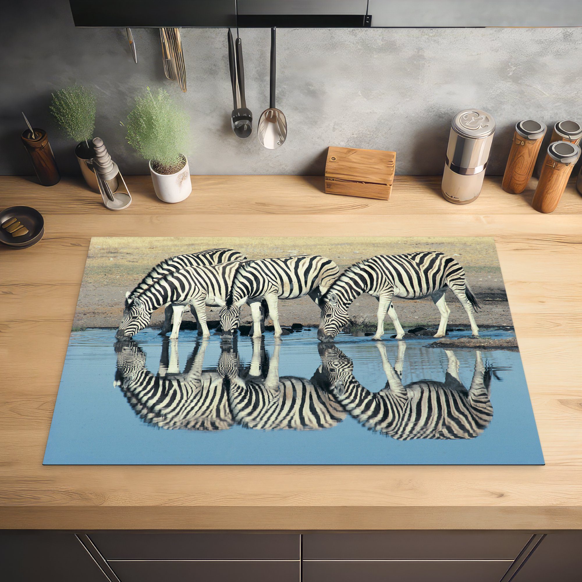Zebra - Spiegelung die tlg), küche, 81x52 - - für (1 Ceranfeldabdeckung Vinyl, Savanne, cm, Induktionskochfeld Herdblende-/Abdeckplatte Schutz Wasser MuchoWow