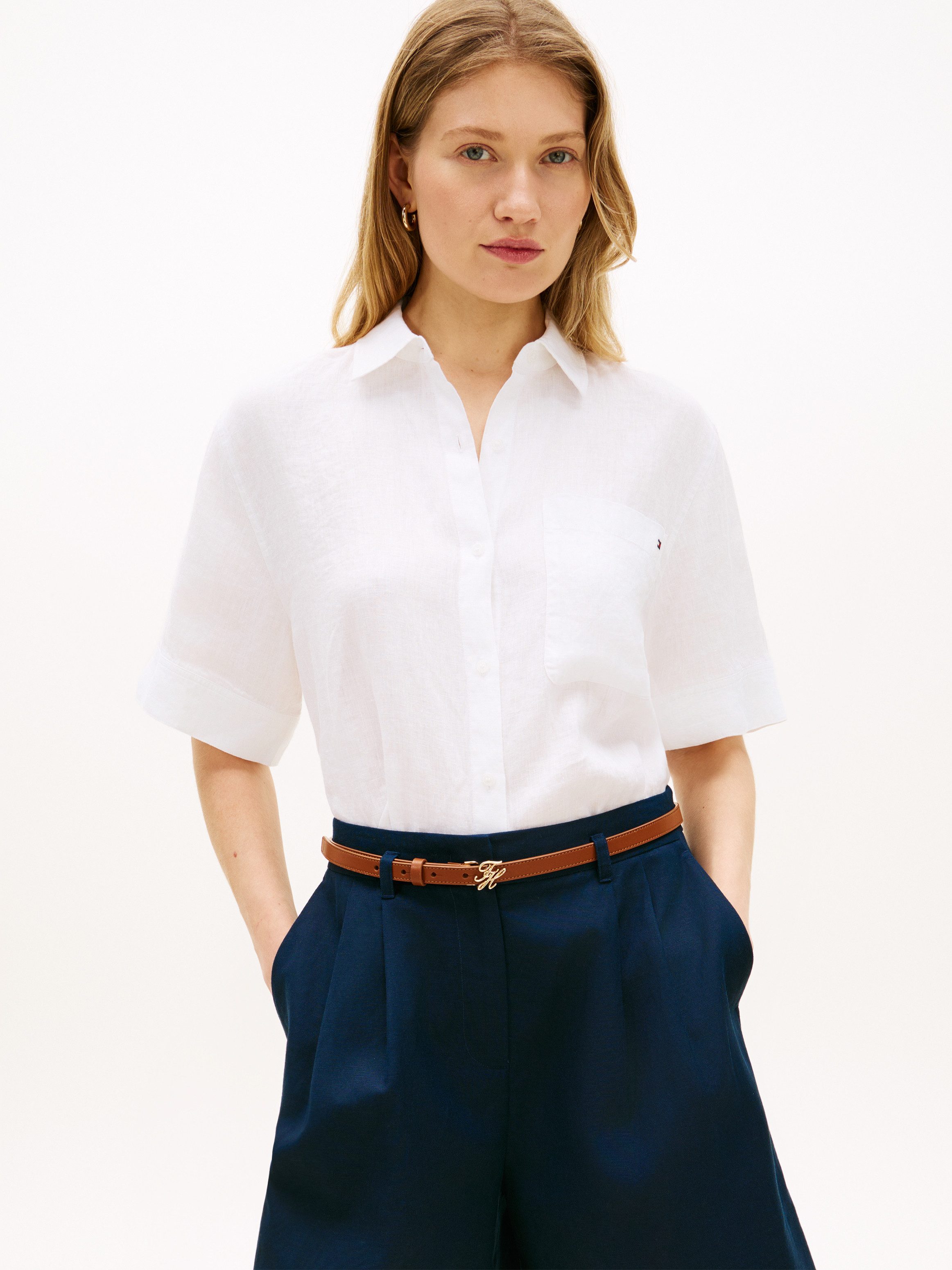 Tommy Hilfiger Kurzarmbluse ESS LINEN SHORT SLEEVE SHIRT mit aufgesetzter Brusttasche und Flag-Stickerei, reines Leinen