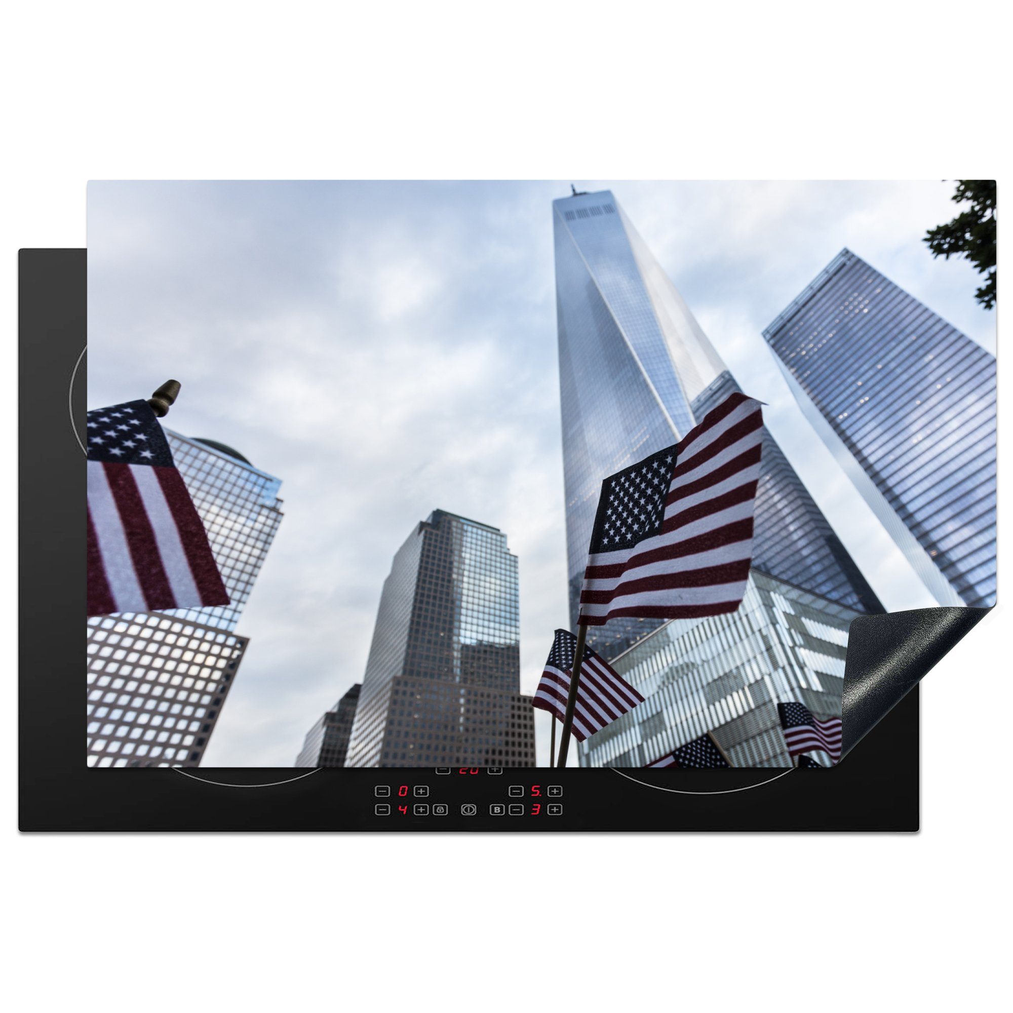 MuchoWow Herdblende-/Abdeckplatte Eine Ansicht der amerikanischen Flagge am World Trade Center von unten, Vinyl, (1 tlg), 81x52 cm, Induktionskochfeld Schutz für die küche, Ceranfeldabdeckung