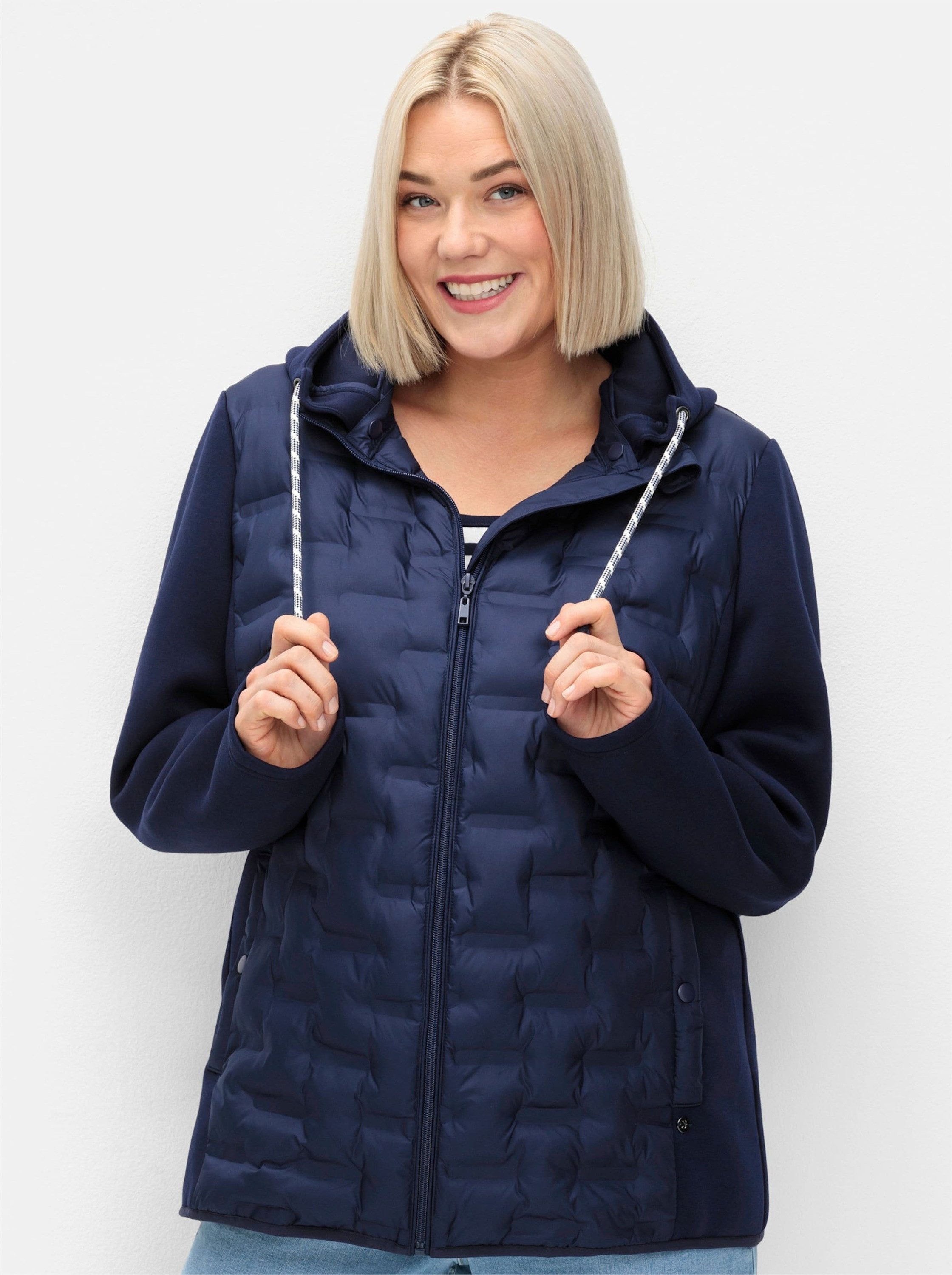 Sheego Allwetterjacke Steppjacke Langarm im Materialmix, mit abnehmbarer Kapuze
