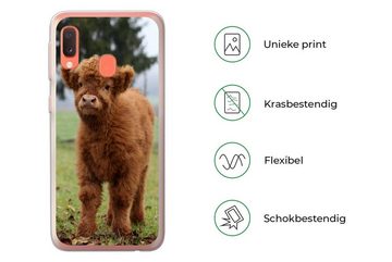 MuchoWow Handyhülle Schottische Highlander - Gras - Natur, Handyhülle Samsung Galaxy A20e, Smartphone-Bumper, Print, Handy