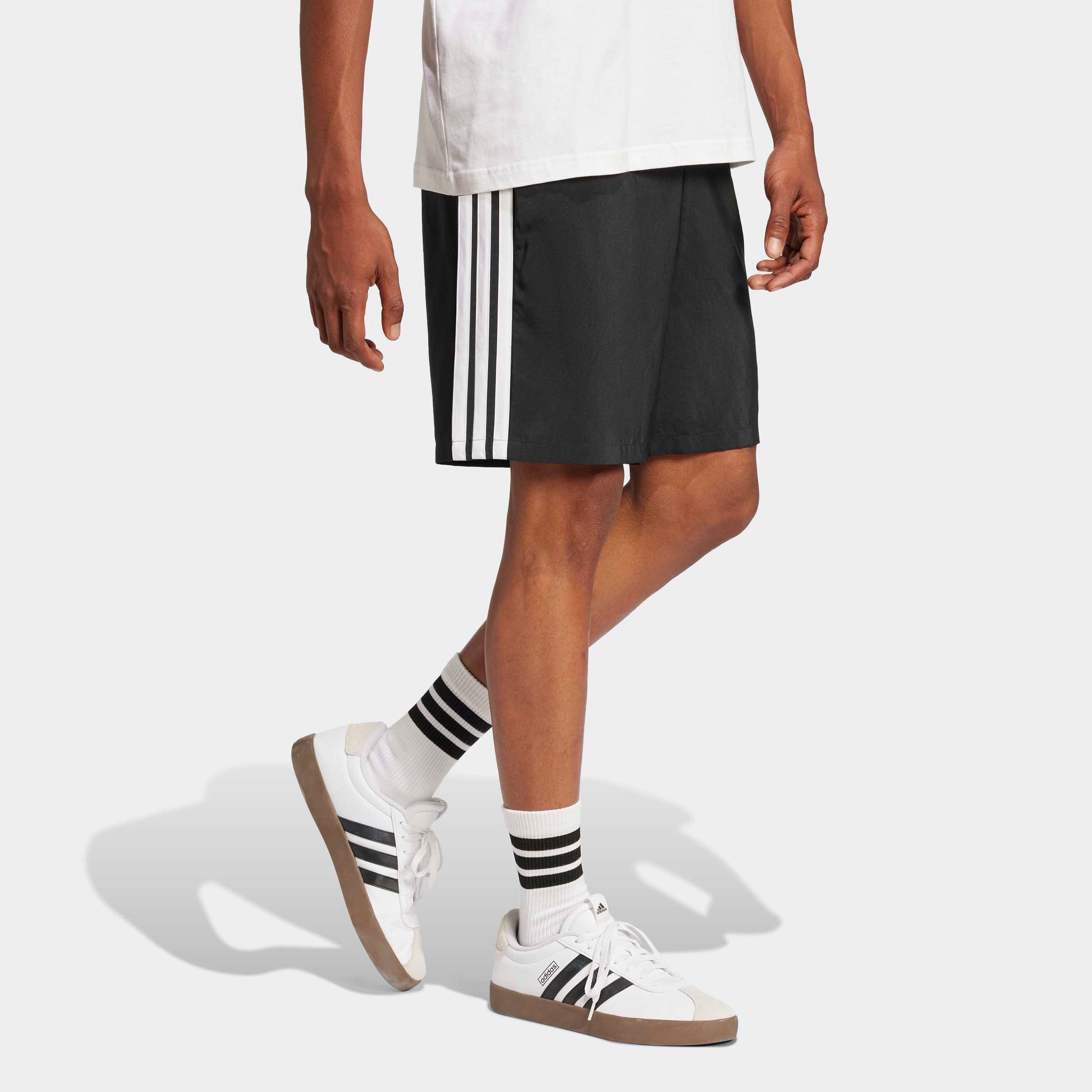 adidas Sportswear Shorts ESSENTIALS 3-STREIFEN CHELSEA mit 3-Streifen an den Seiten, für Laufen und Sportmode