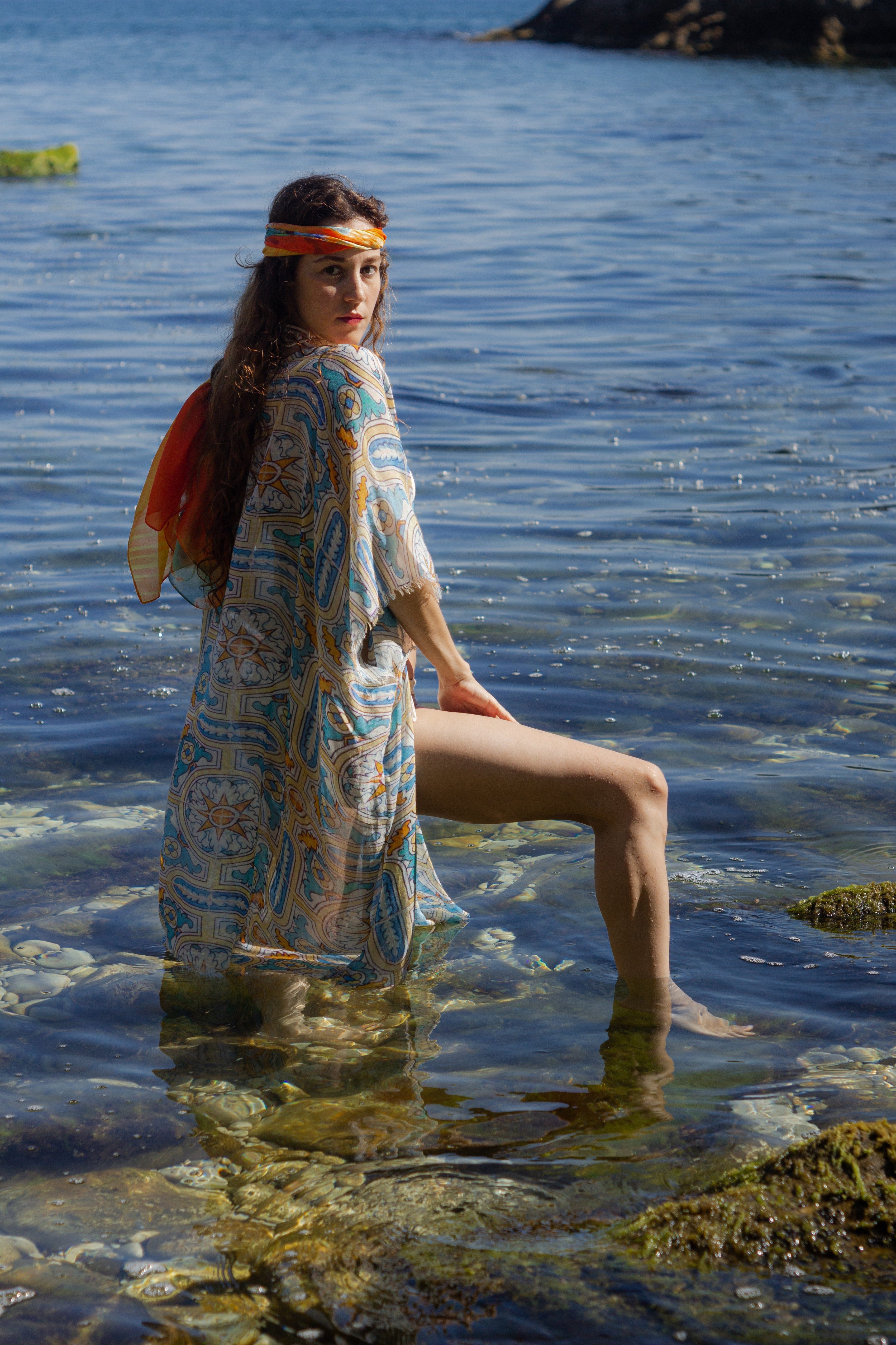 Silk and Cashmere Blusentop Farbenfroher, gemusterter Kimono-Cardigan aus Jas-Seide mit kurzen Ärm