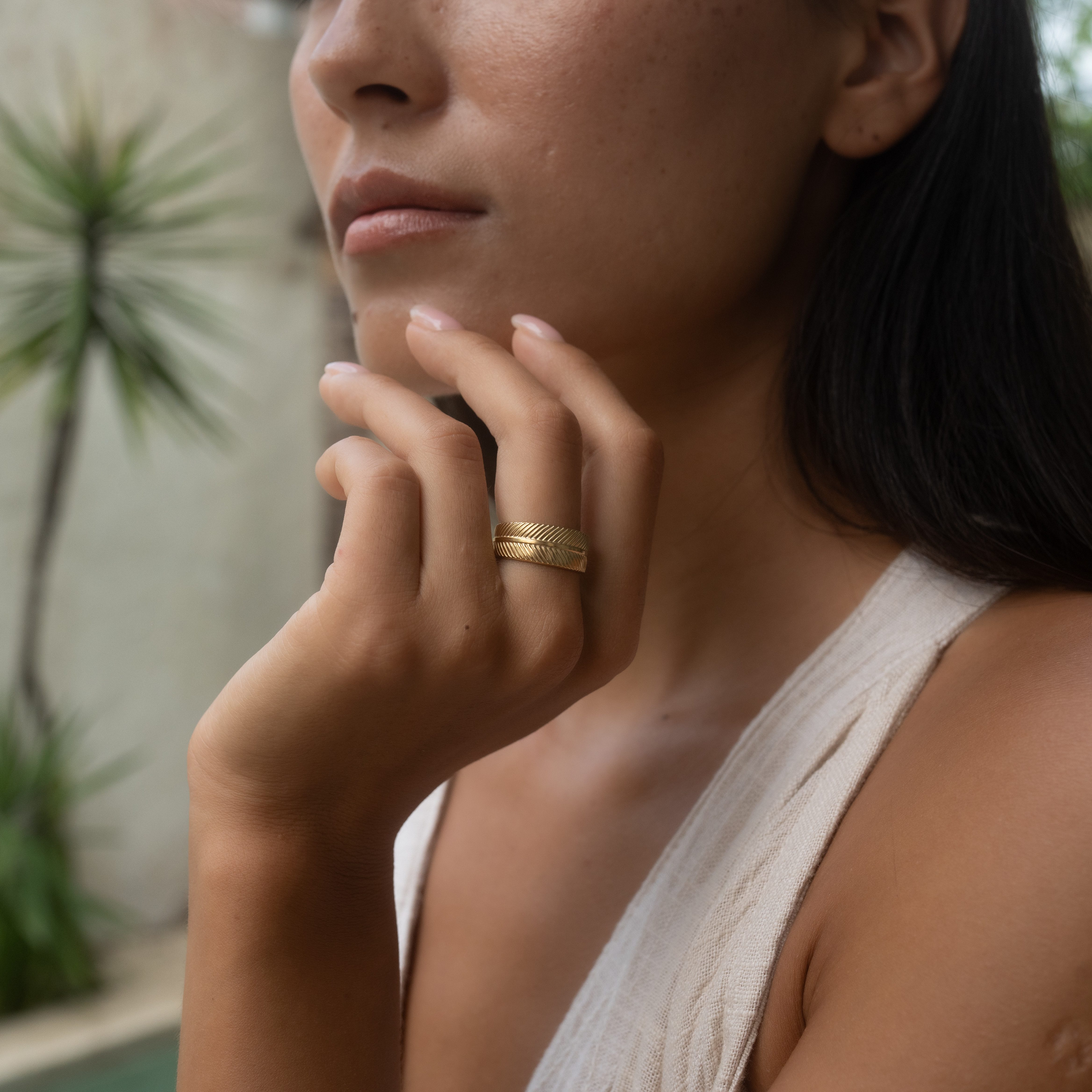 Made by Nami Fingerring Breiter Goldener Boho Edelstahl Ring mit Fächer Muster, Damen Schmuck Größenverstellbar & Wasserfest – Bild 4 von 5