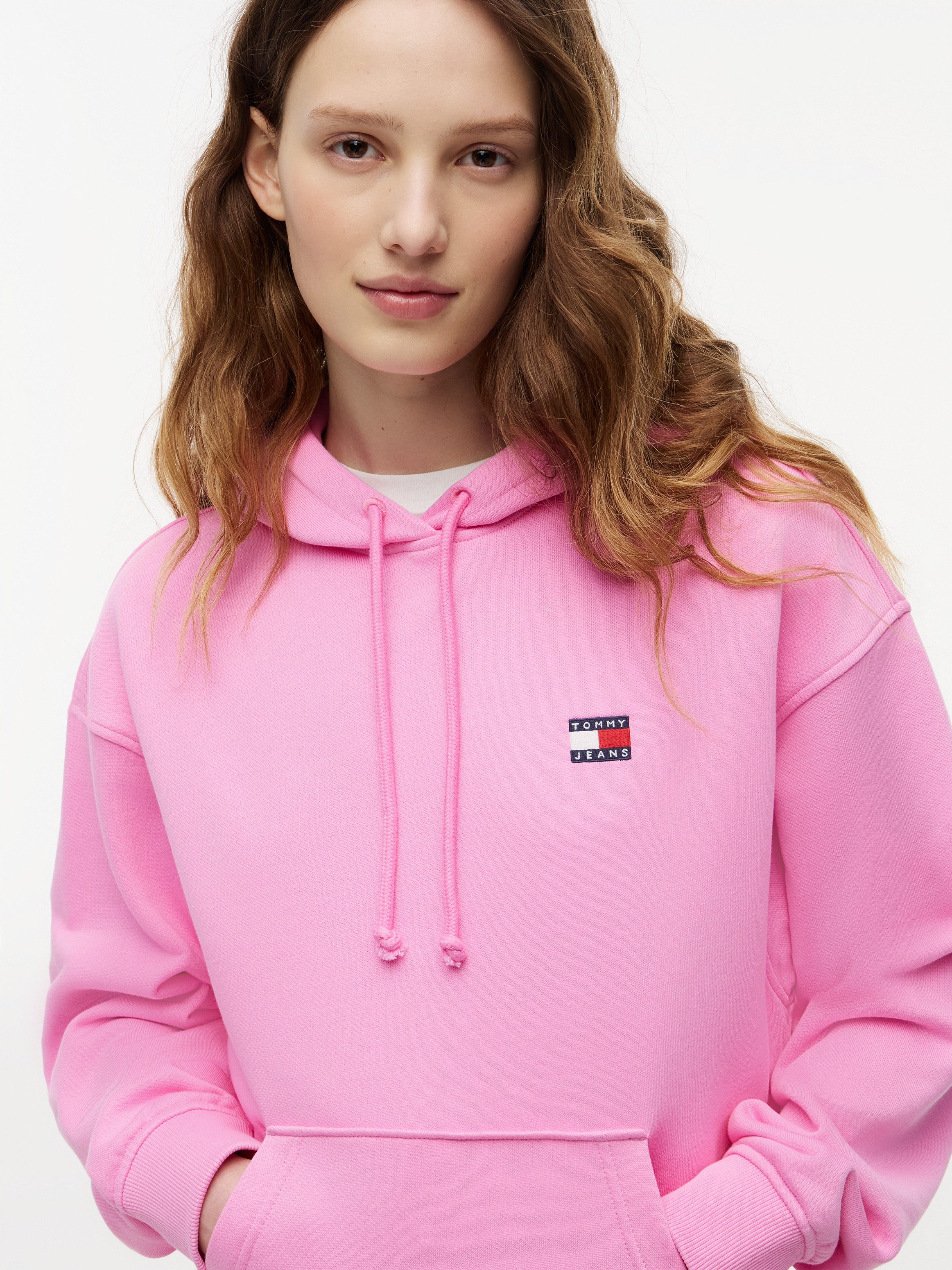 Tommy Jeans Kapuzensweatshirt TJW BXY BADGE HOODIE EXT mit Logo-Badge