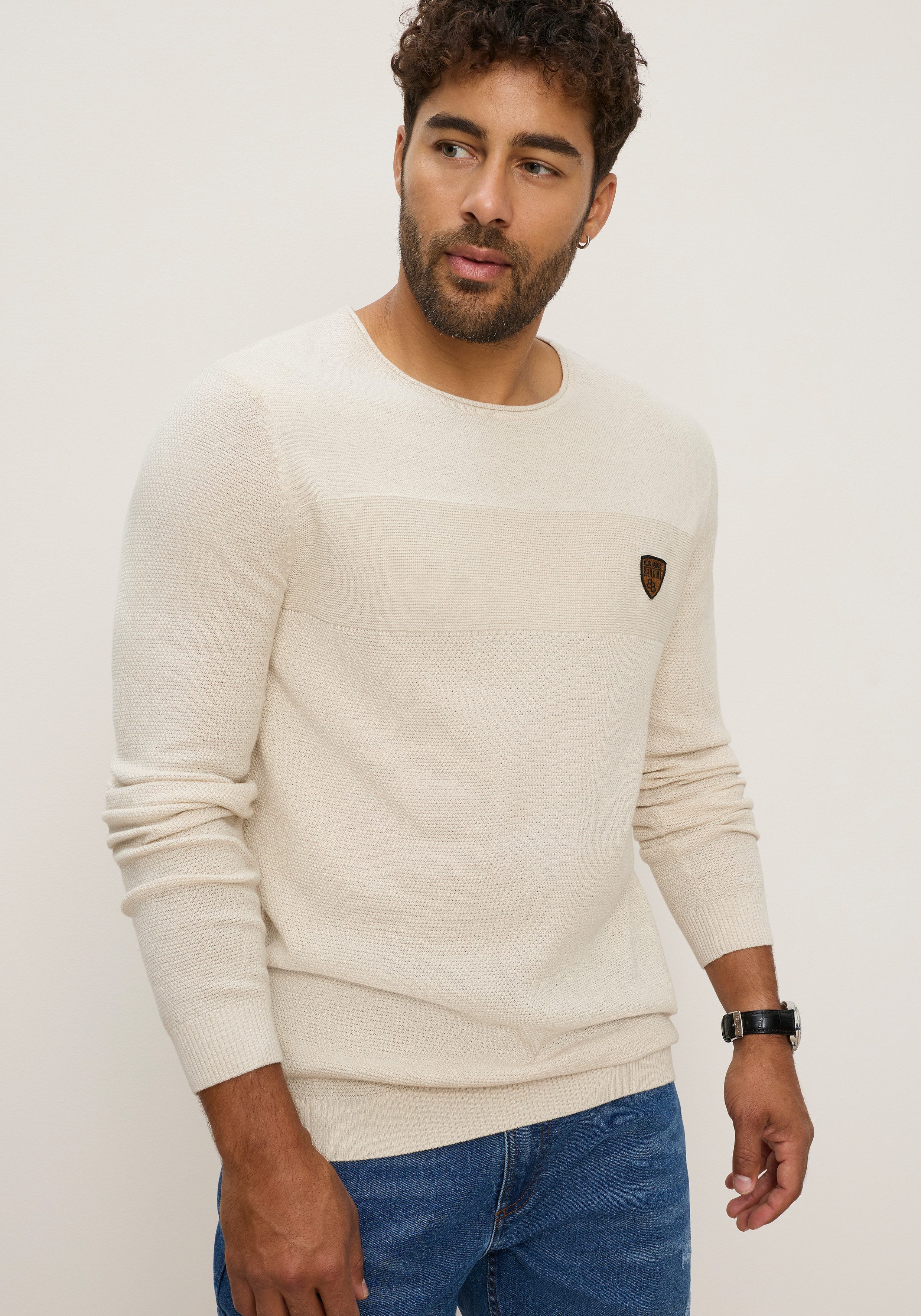 Bruno Banani Rundhalspullover aus Feinstrick, mit Badge und Markenlabel, schmale Passform