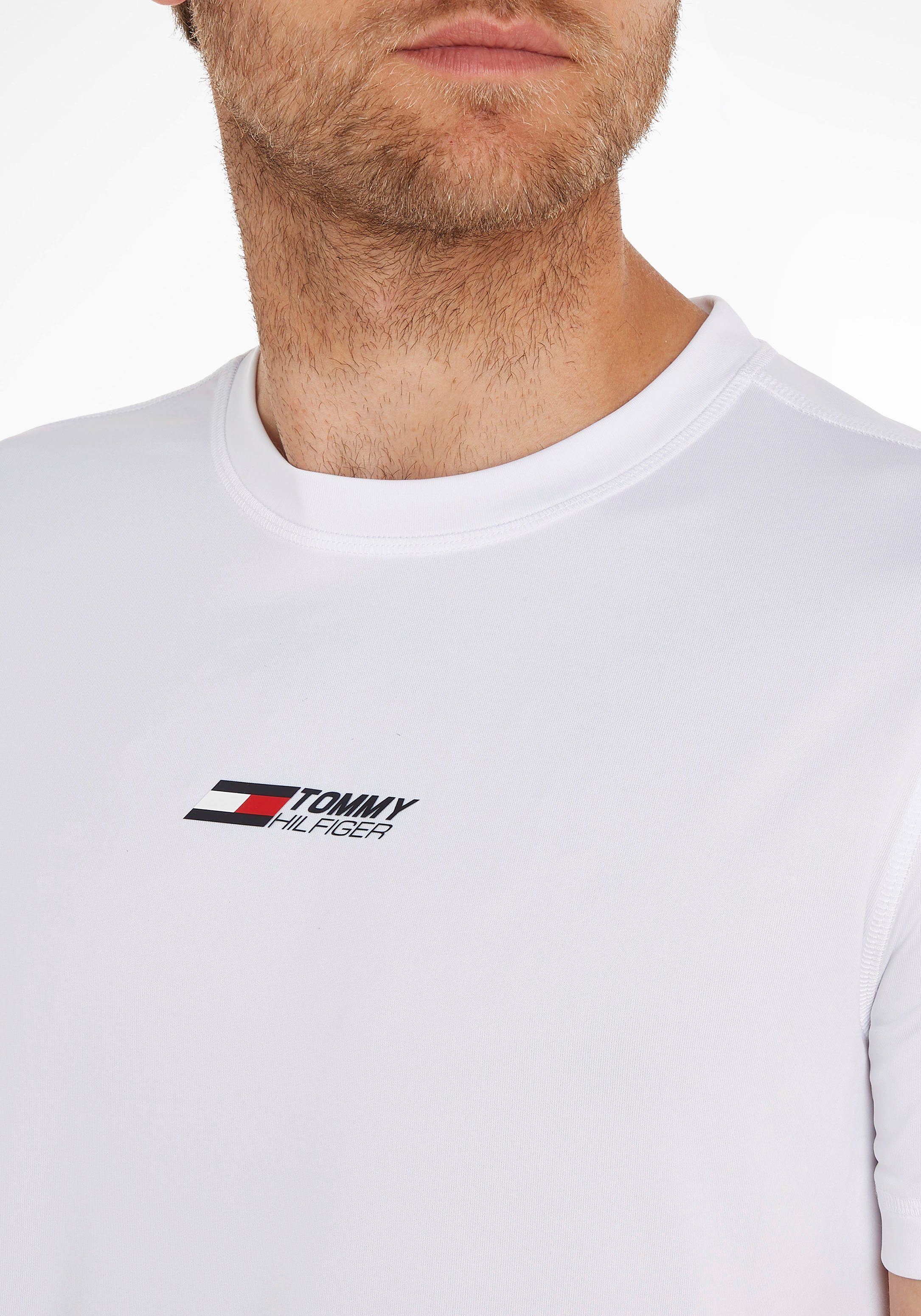 BIG mit Logoaufdruck Hilfiger Trainingsshirt Optic TRAINING White LOGO ESSENTIAL Brust TEE auf der Sport Hilfiger Tommy Tommy