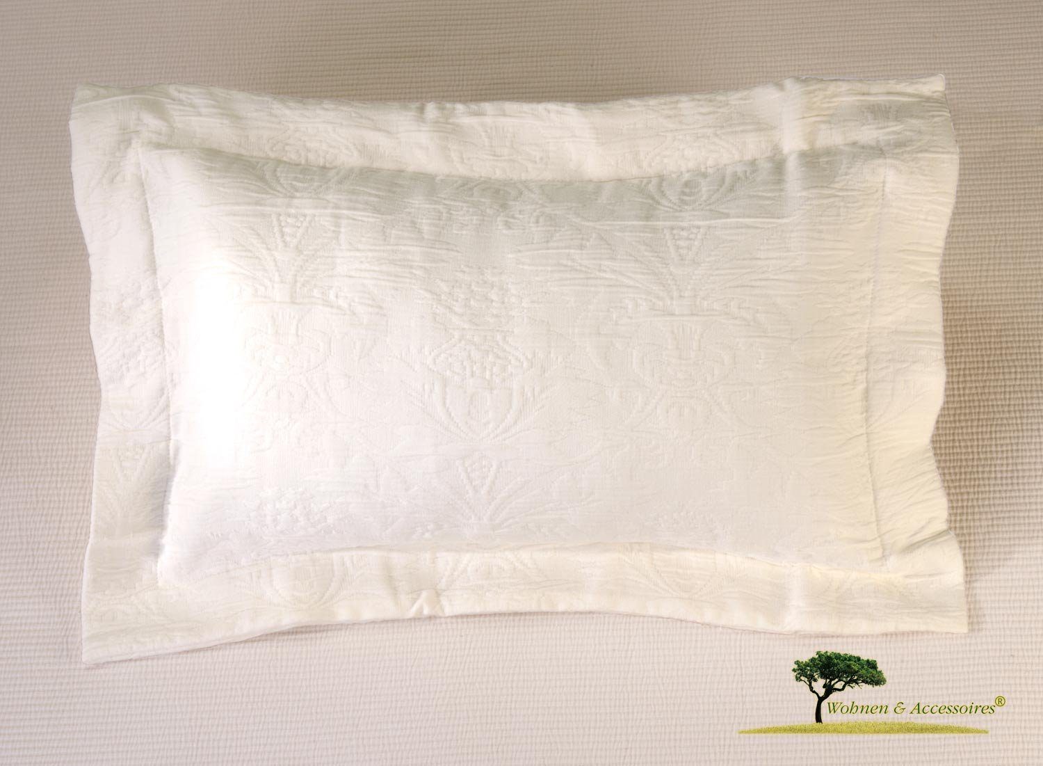 Wohnen und Accessoires GmbH & Co. KG Dekokissen Hübsches Kissen "Lune" in Matelassé-Verarbeitung klassisch und zeitlos