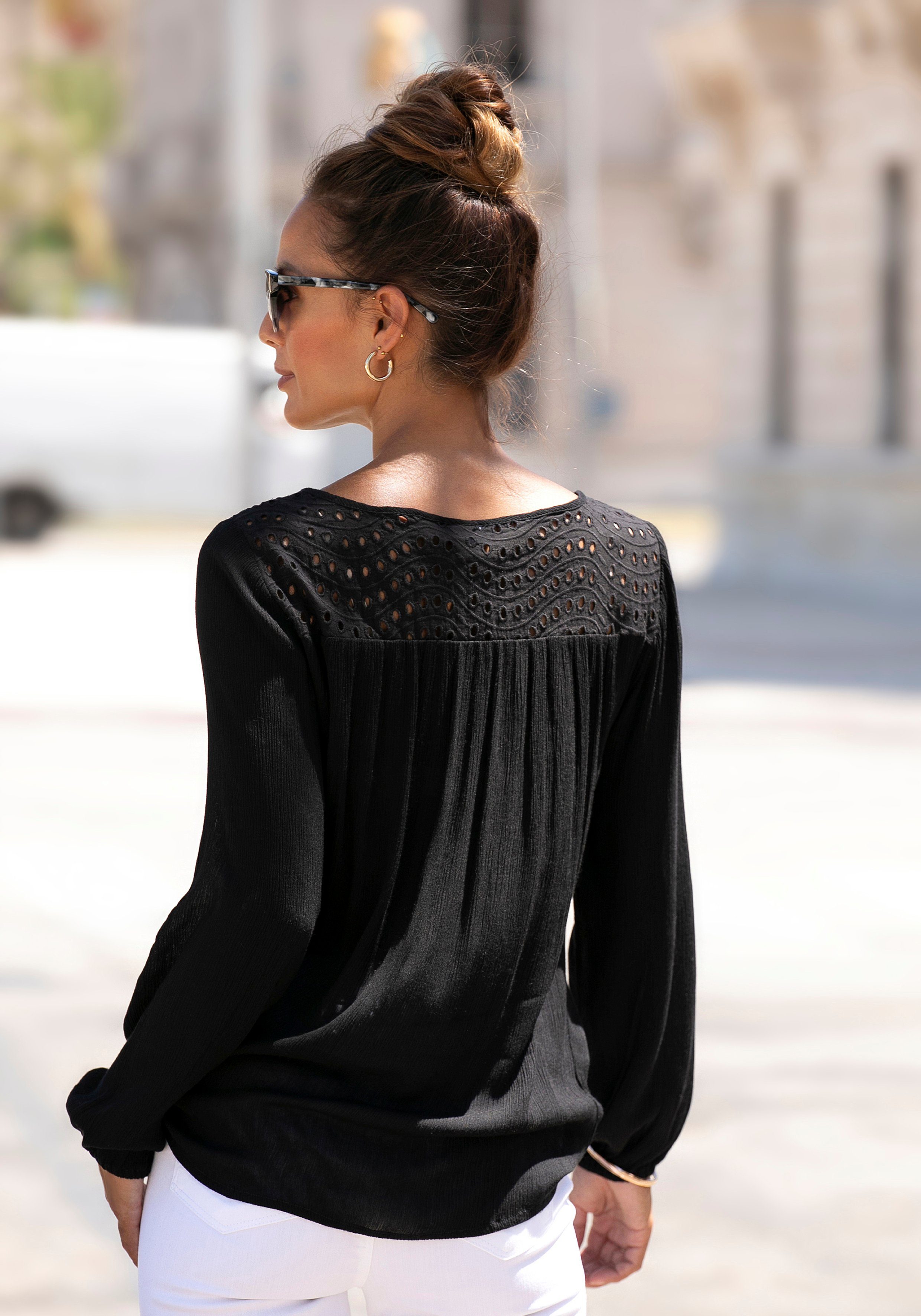 LASCANA Crepebluse mit Lochstickerei, Damenbluse, lockere Passform