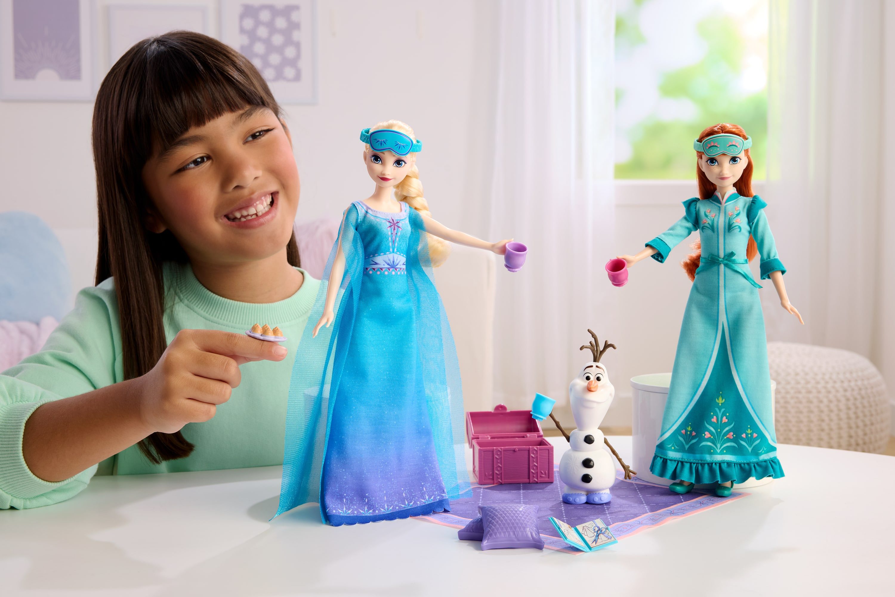 Mattel® Anziehpuppe Disney Die Eiskönigin Schwestern-Pyjamaparty Set mit Anna- und Elsa, Modepuppen, Olaf-Figur und 14 Zubehörteilen