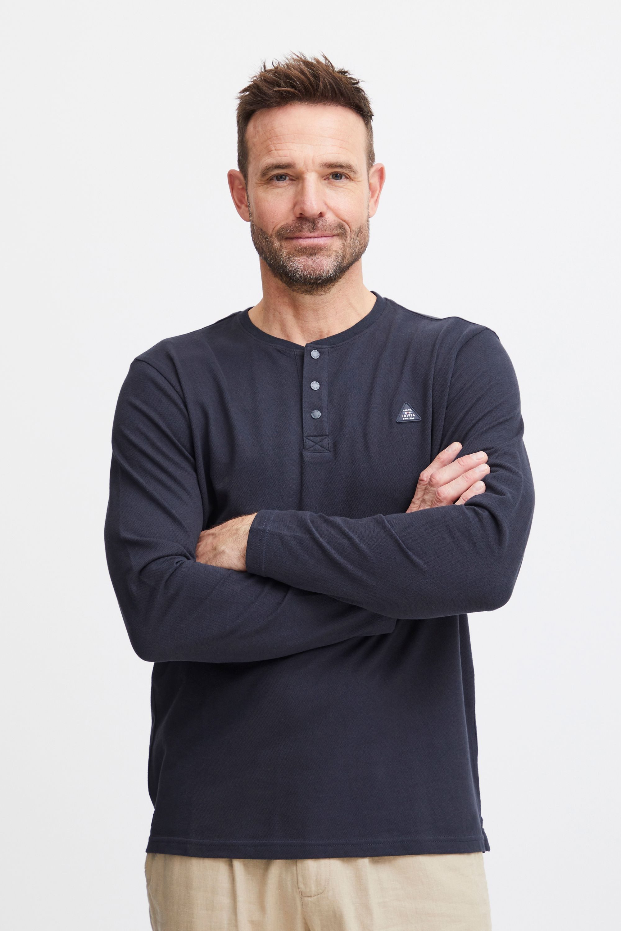 FQ1924 Langarmshirt FQGert Basic Grandad-Shirt mit Brust-Badge günstig online kaufen