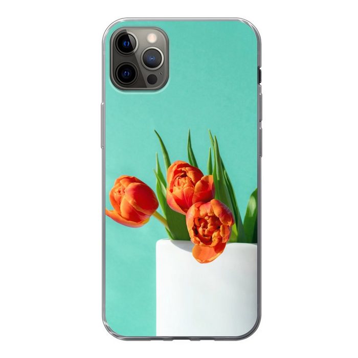 MuchoWow Handyhülle Orangefarbene Tulpen in einer weißen Vase vor grünem Hintergrund Handyhülle Apple iPhone 13 Pro Max Smartphone-Bumper Print Handy