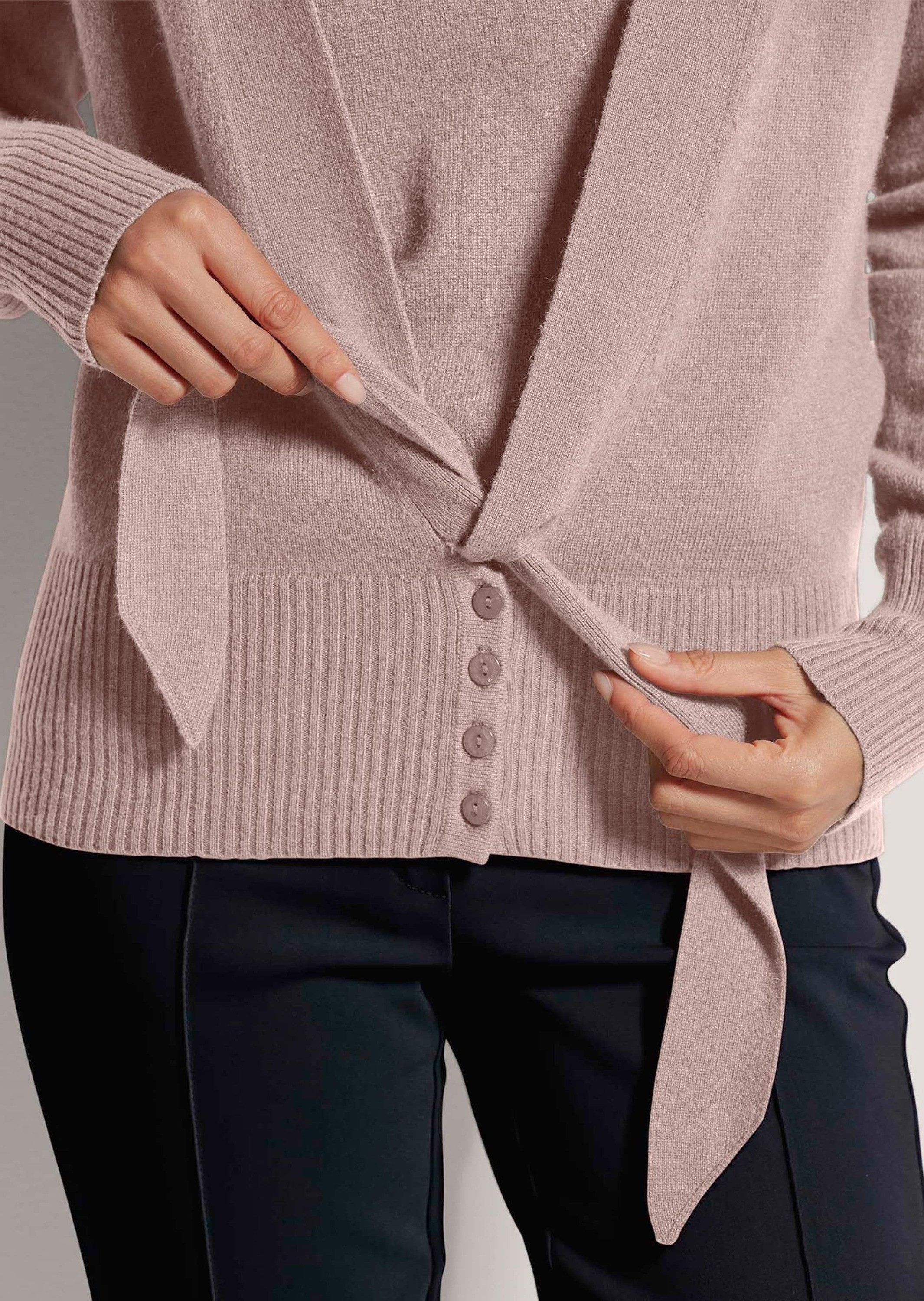 MADELEINE Strickjacke Kaschmirstrickjacke mit V-Ausschnitt Unifarbenes Modell mit dekorativem V-Ausschnitt und Bindeband – Bild 4 von 5