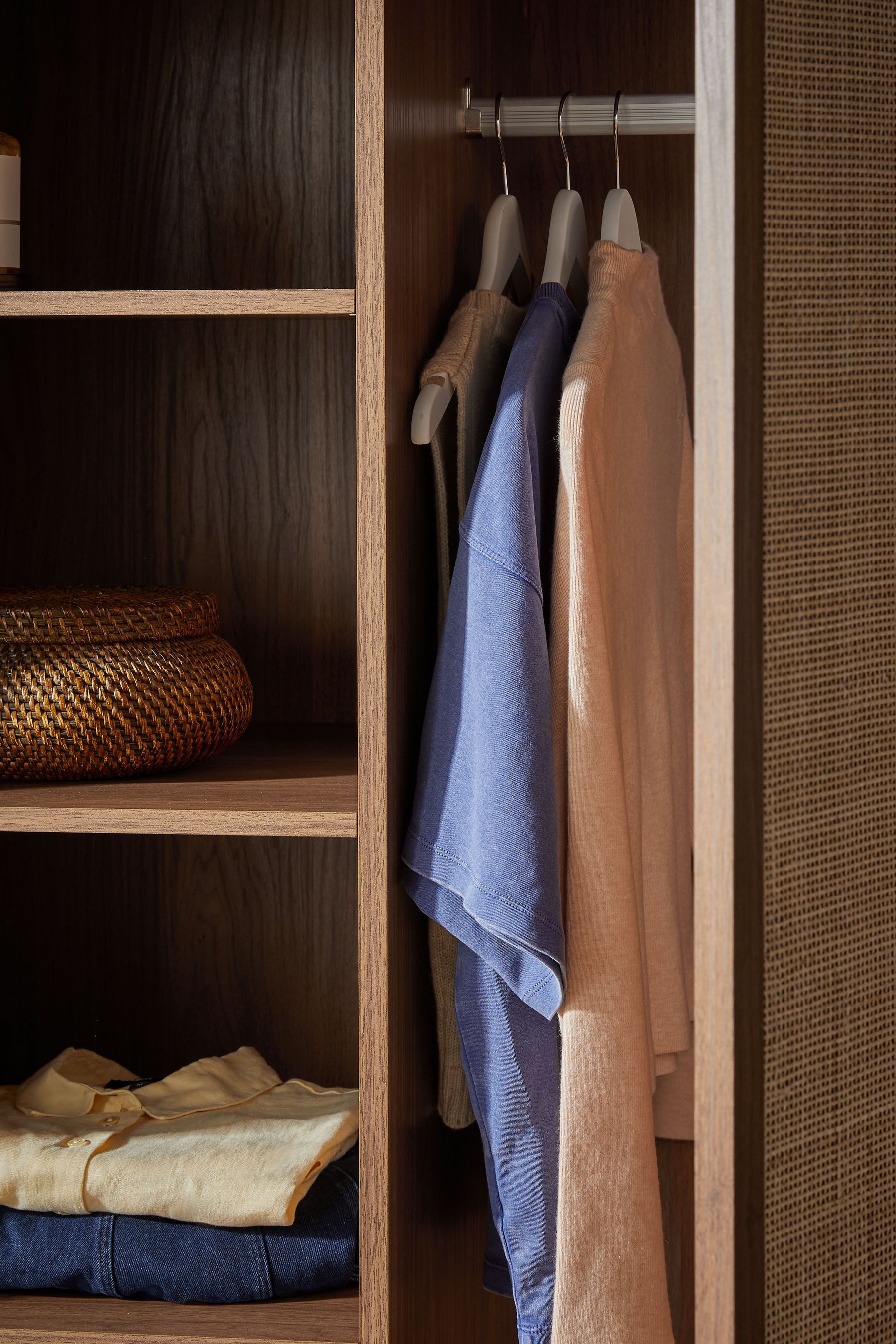 MADE Kleiderschrank MADE.COM Pavia Rattan-Kleiderschrank – Dreitürig (1-St)