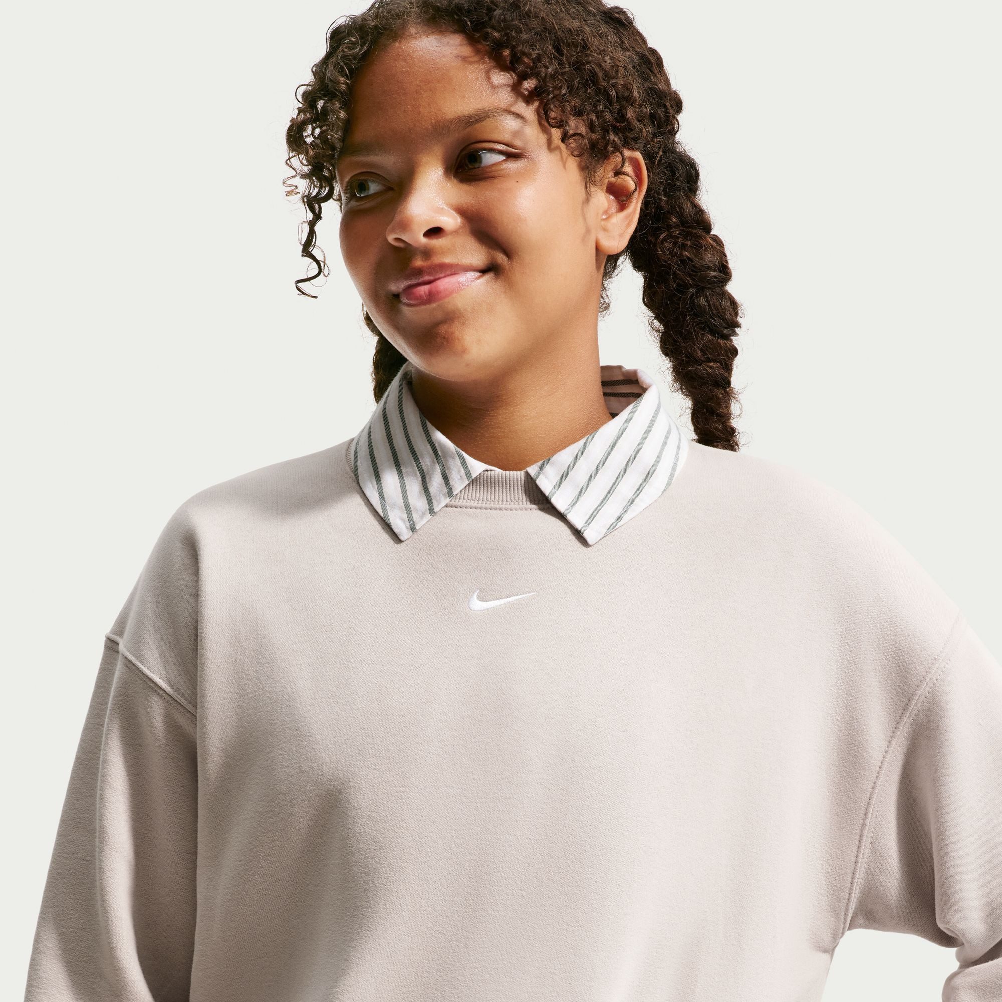 Nike Sportswear Sweatshirt G NSW STUDIO FLC BXY OS LBR Langarm-Design, mit Rundhalsausschnitt, aus Baumwolle und Polyester