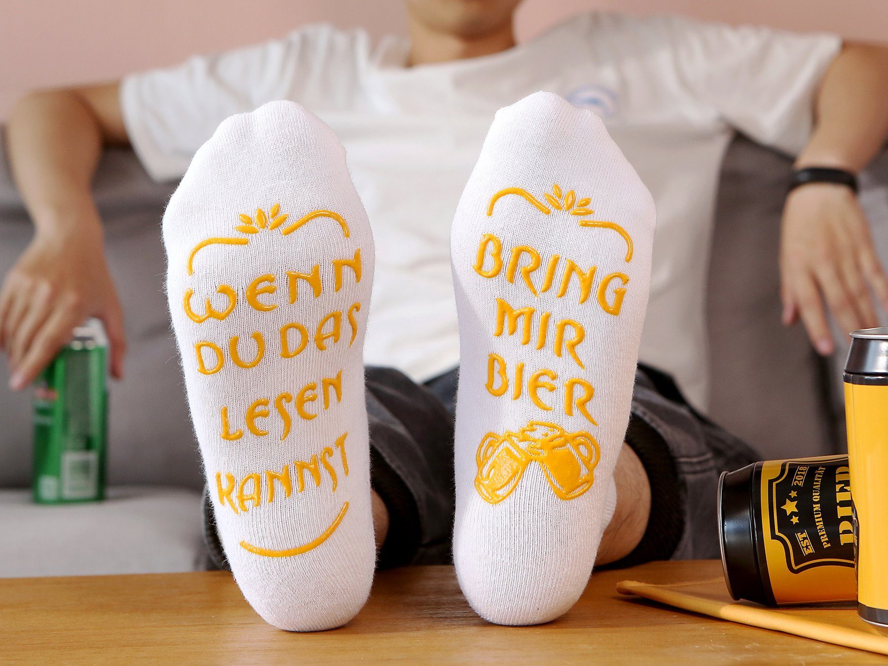 Lucadeau Freizeitsocken Geschenk Männer – Lustige Spruch-Socken in Bierdose rutschfest, Gr. 37-44, Geschenke für Männer, Geburtstagsgeschenk