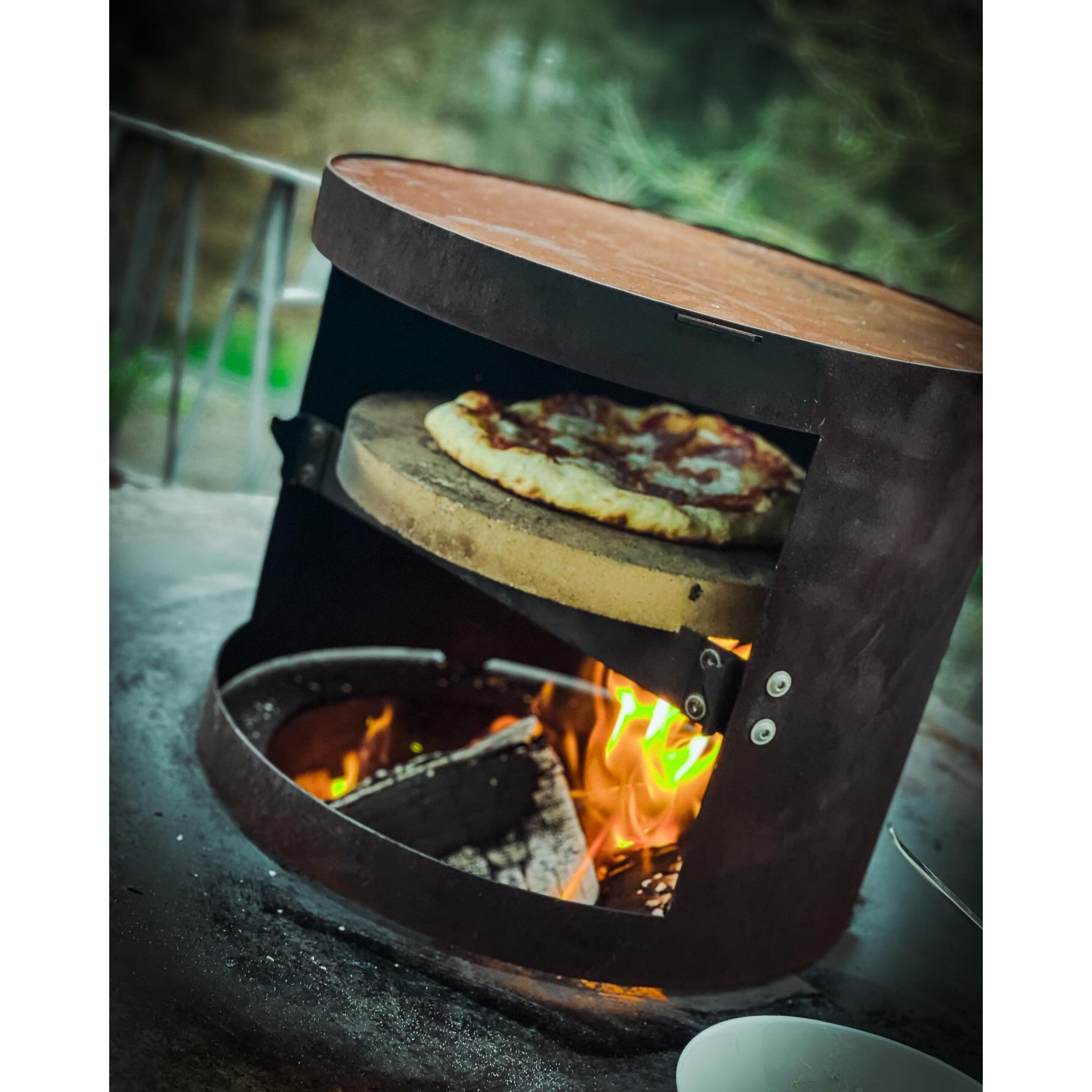Feuerstelle DEINWERK Pizzaofen für Feuerplatte mit Smoker Funktion aus