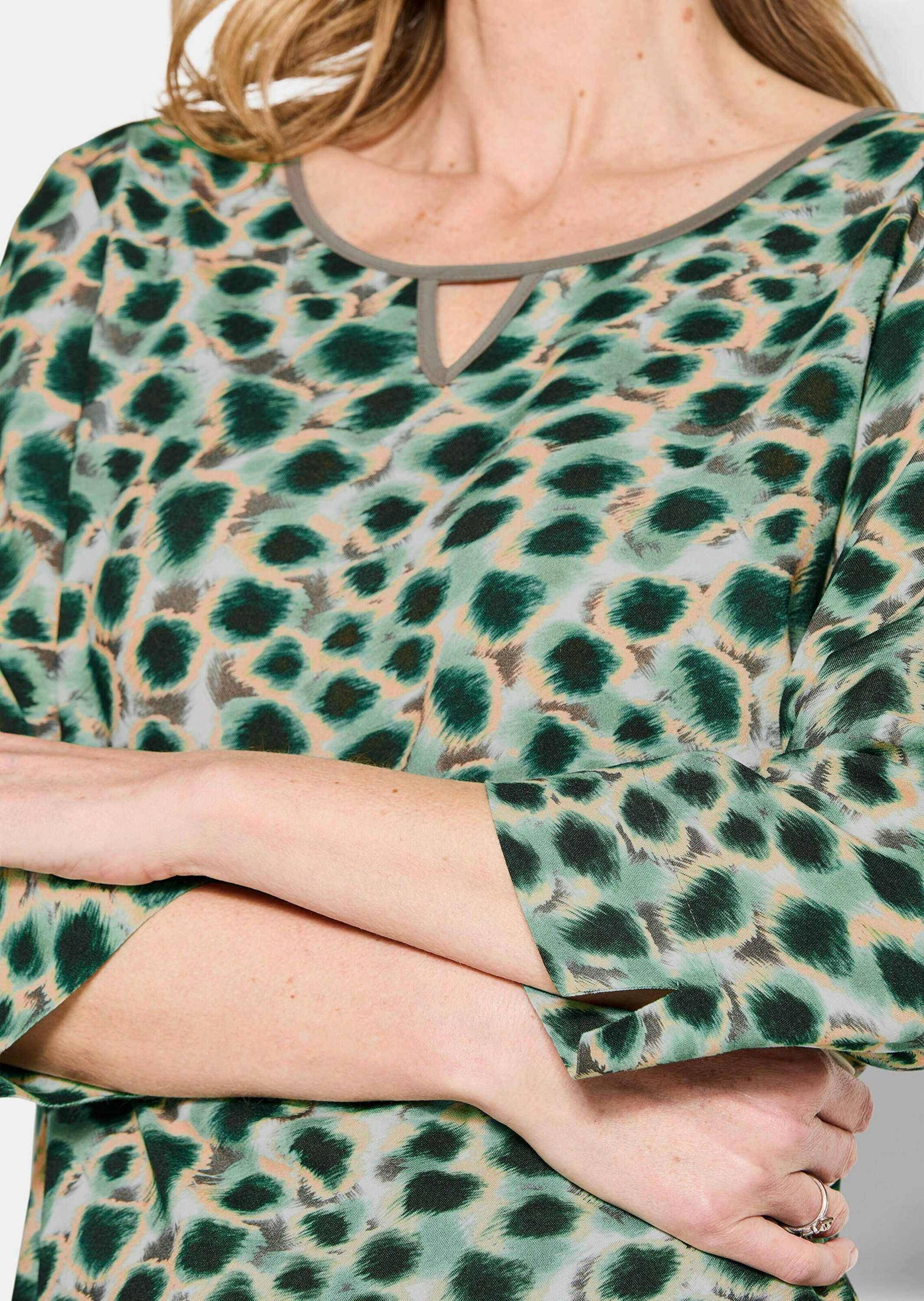 GOLDNER Schlupfbluse Kurzgröße: Elegante Viskosebluse mit Leo-Muster Printbluse mit Rundhalsausschnitt, V-Detail und 3/4-Ärmeln