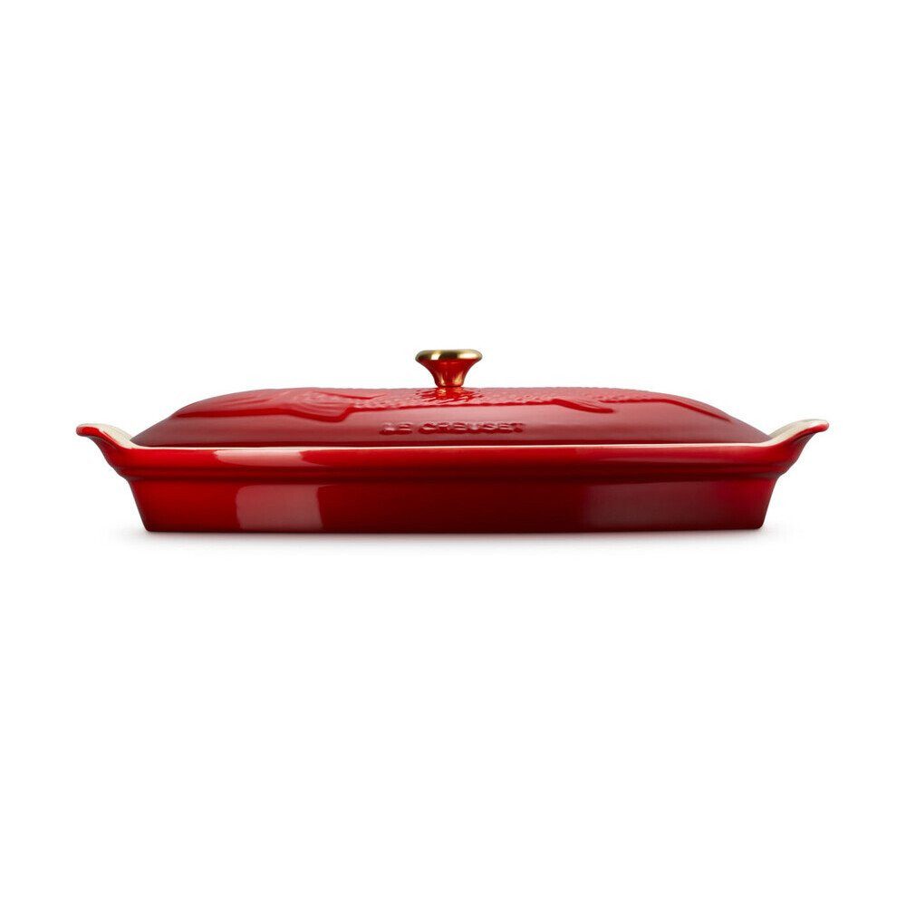 LE CREUSET Backform Fischbackform mit Deckel 34 cm Tradition Kirschrot, Fischbräter, Fischform mit Deckel, geprägtes Fischmotiv, Steinzeug