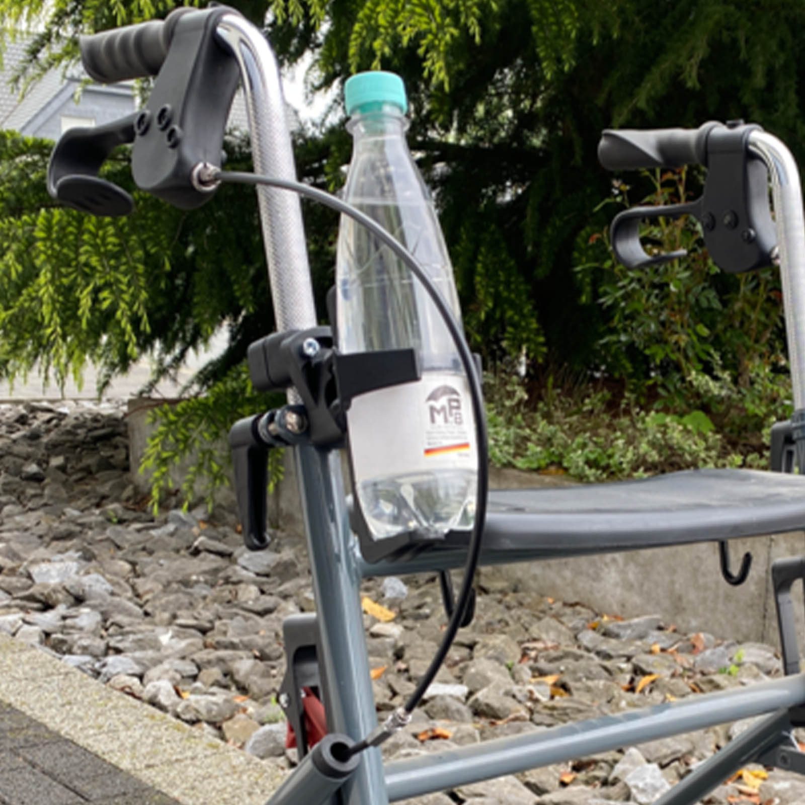 bescomedical Rollator Zubehör Getränkehalter mit Universalhalterung - 18 mm, Sicheres Trinken ohne Verschütten und Herunterfallen