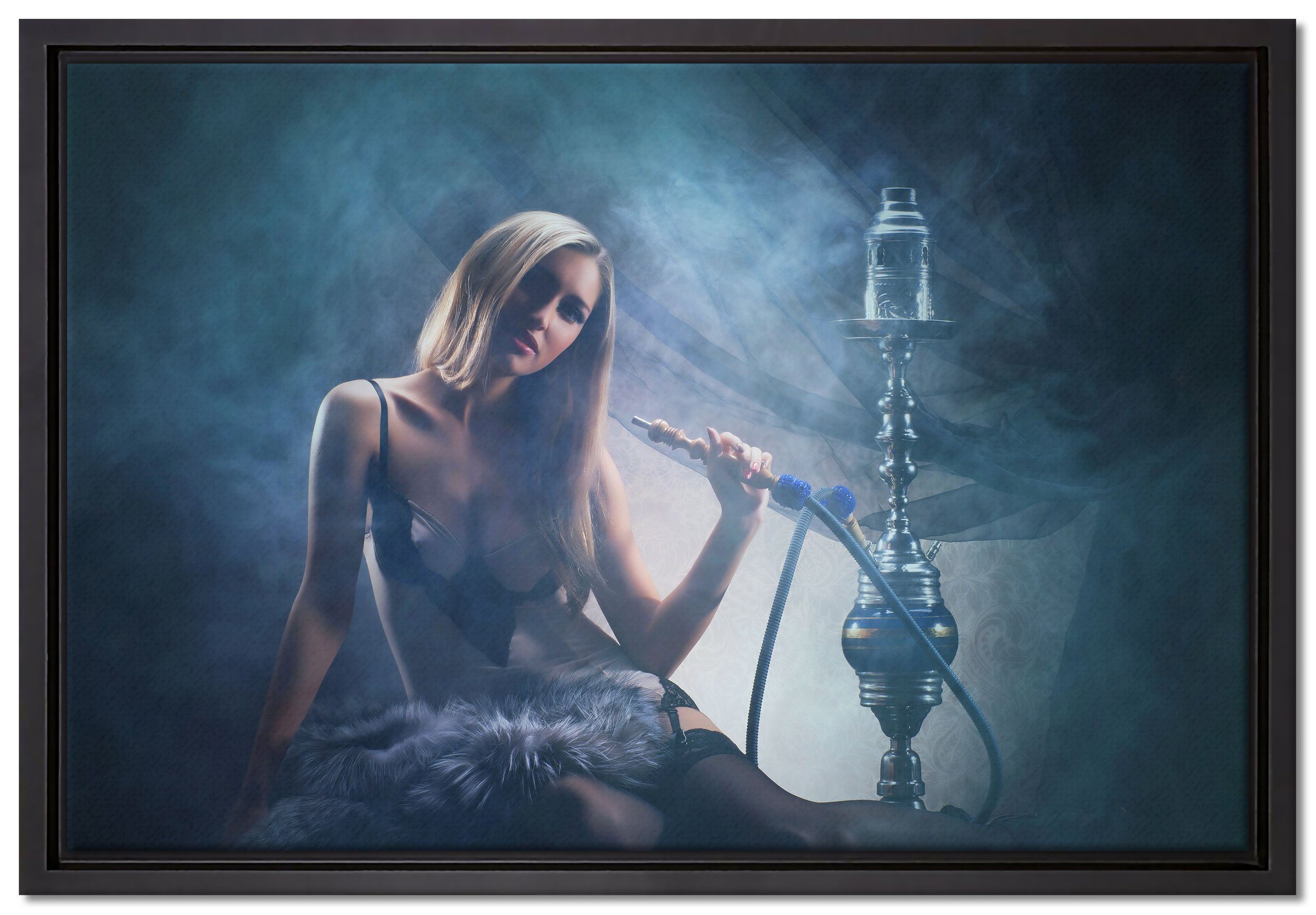 Pixxprint Leinwandbild Frau mit Shisha im Nebel, Wanddekoration (1 St), Leinwandbild fertig bespannt, in einem Schattenfugen-Bilderrahmen gefasst, inkl. Zackenaufhänger