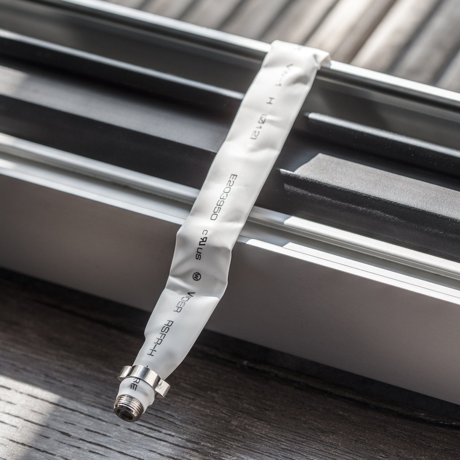 Poppstar SAT Fensterdurchführung SAT Kabel flach SAT-Kabel, (31.5 cm), 31,5cm Durchführung 2mm ultra-flach, Kupplung F-Stecker, weiß