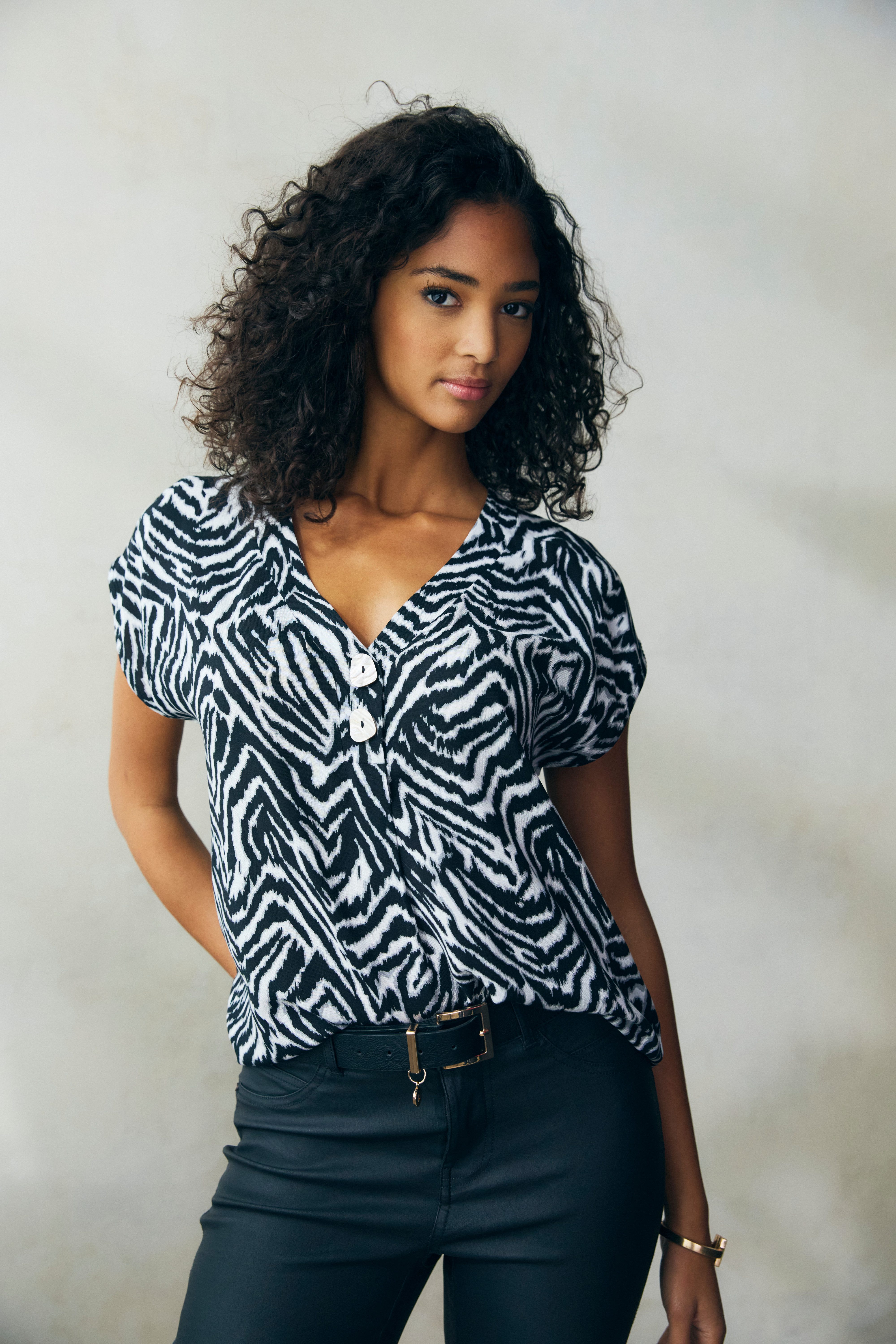 LASCANA Schlupfbluse mit Zebraprint und modischen Knöpfen, Kurzarmbluse, so günstig online kaufen