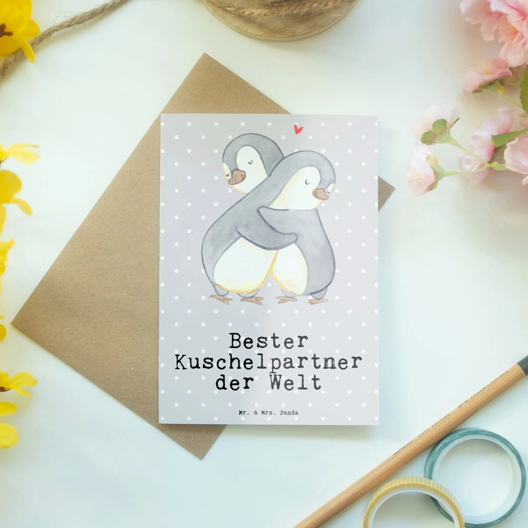 Thumbnail - Mr. & Mrs. Panda Grußkarte Pinguin Bester Kuschelpartner der Welt - Grau Pastell - Geschenk, Bed, Edler Umschlag