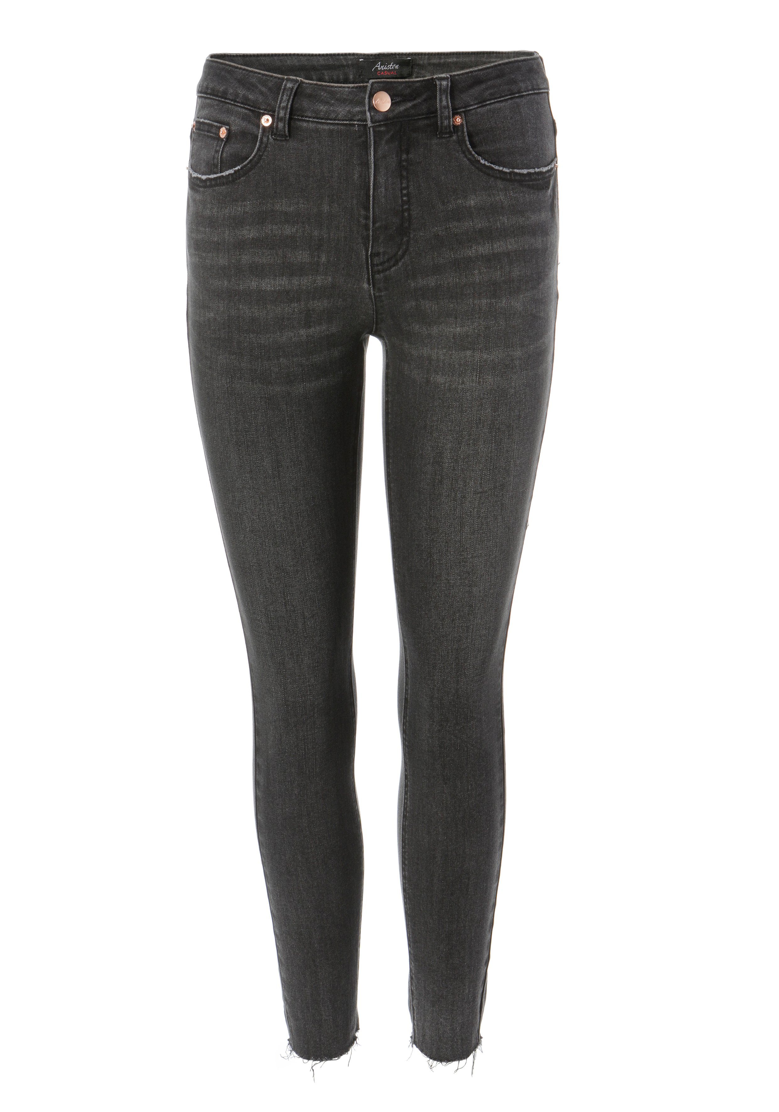 Aniston CASUAL Skinny-fit-Jeans regular waist Beinabschluss black - mit ausgefransten