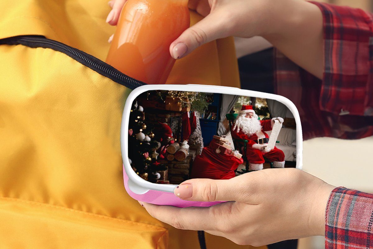 Brotbox sitzt Mädchen, rosa Kunststoff, voller, Brotdose Kunststoff Lunchbox mit Der MuchoWow auf Weihnachtsmann Kinder, einem einem für Stuhl Sack Erwachsene, Snackbox, (2-tlg),
