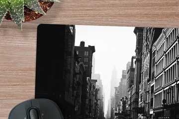 MuchoWow Gaming Mauspad Autofahrt durch eine ruhige Straße in New York in schwarz-weiß (1-St), Mousepad mit Rutschfester Unterseite, Gaming, 40x40 cm, XXL, Großes