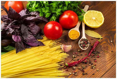 Wallario Sichtschutzzaunmatten »Italienisches Menü mit Spaghetti, Tomaten, Basilikum und Gewürzen«