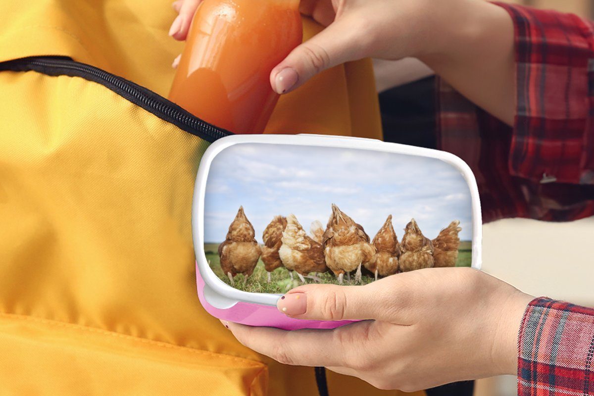 MuchoWow Lunchbox Hühner auf rosa dem Feld, Snackbox, Mädchen, Brotbox Kinder, für Kunststoff Kunststoff, (2-tlg), Erwachsene, Brotdose