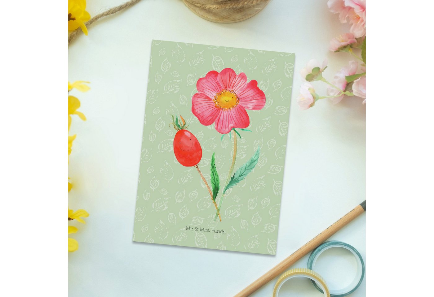 Thumbnail - Mr. & Mrs. Panda Postkarte Blume Hagebutte - Blattgrün - Geschenk, Lebensfreude, Karte, Einladun, Glücksmomente teilen