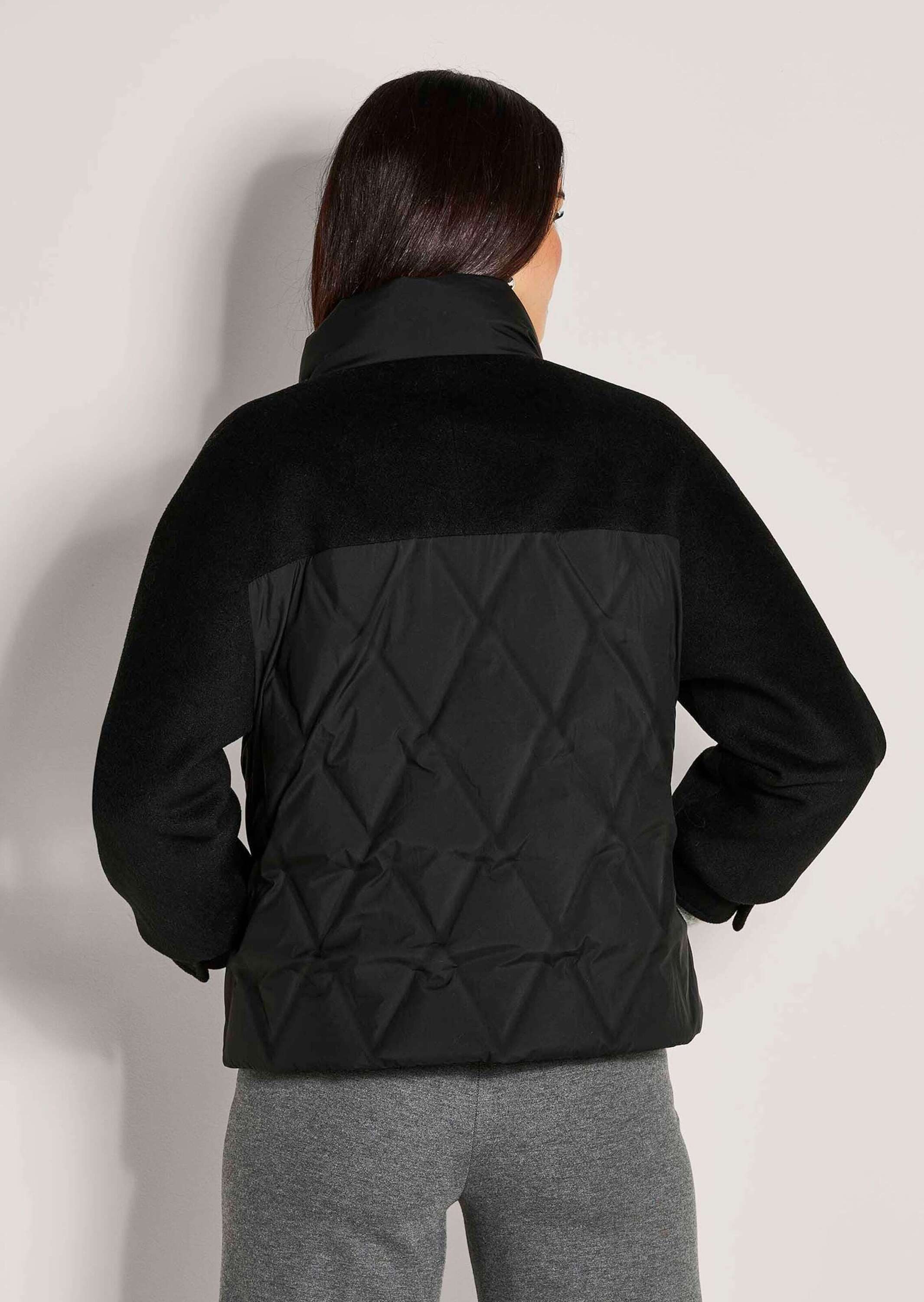 MADELEINE Outdoorjacke Elegante Daunenjacke für kalte Tage Schimmernder Stepp, Stehkragen, Langarm