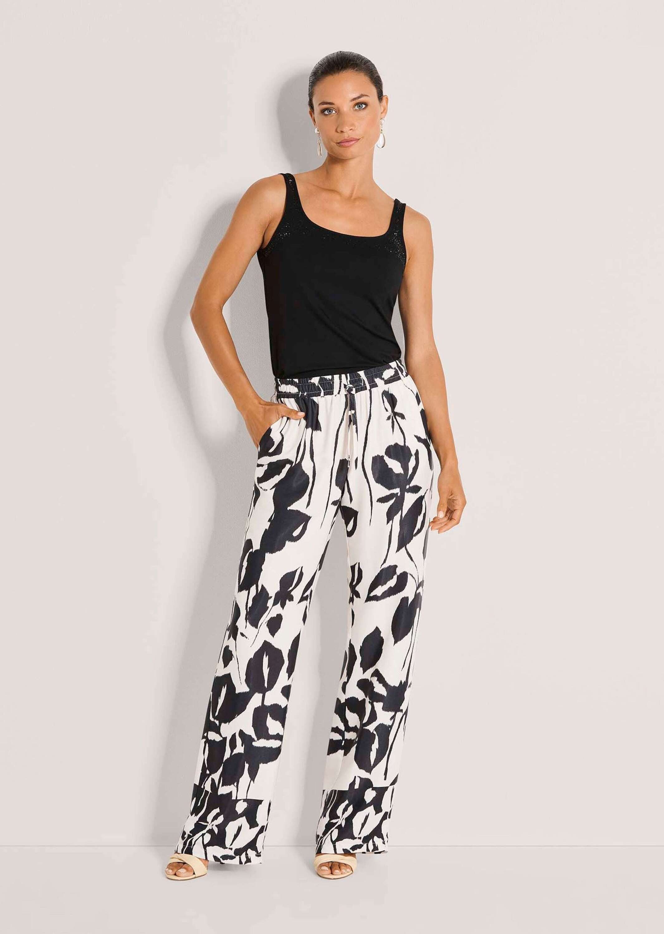 MADELEINE Stoffhose Kurzgröße: Sommerhose mit floralem Muster Luftige Visko günstig online kaufen